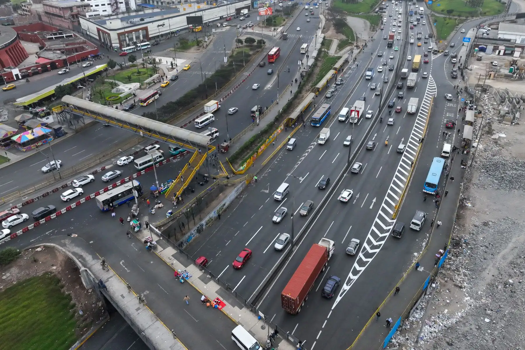 Así luce el puente de Acho con Vía de Evitamiento, durante el paro del transporte público anunciado para hoy miércoles 23 de octubre por un grupo de transportistas en Lima y Callao.

Foto: ANDINA/Juan Carlos Guzmán Negrini