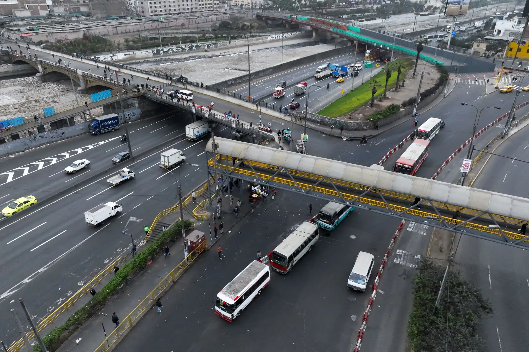Así luce el puente de Acho con Vía de Evitamiento, durante el paro del transporte público anunciado para hoy miércoles 23 de octubre por un grupo de transportistas en Lima y Callao.

Foto: ANDINA/Juan Carlos Guzmán Negrini