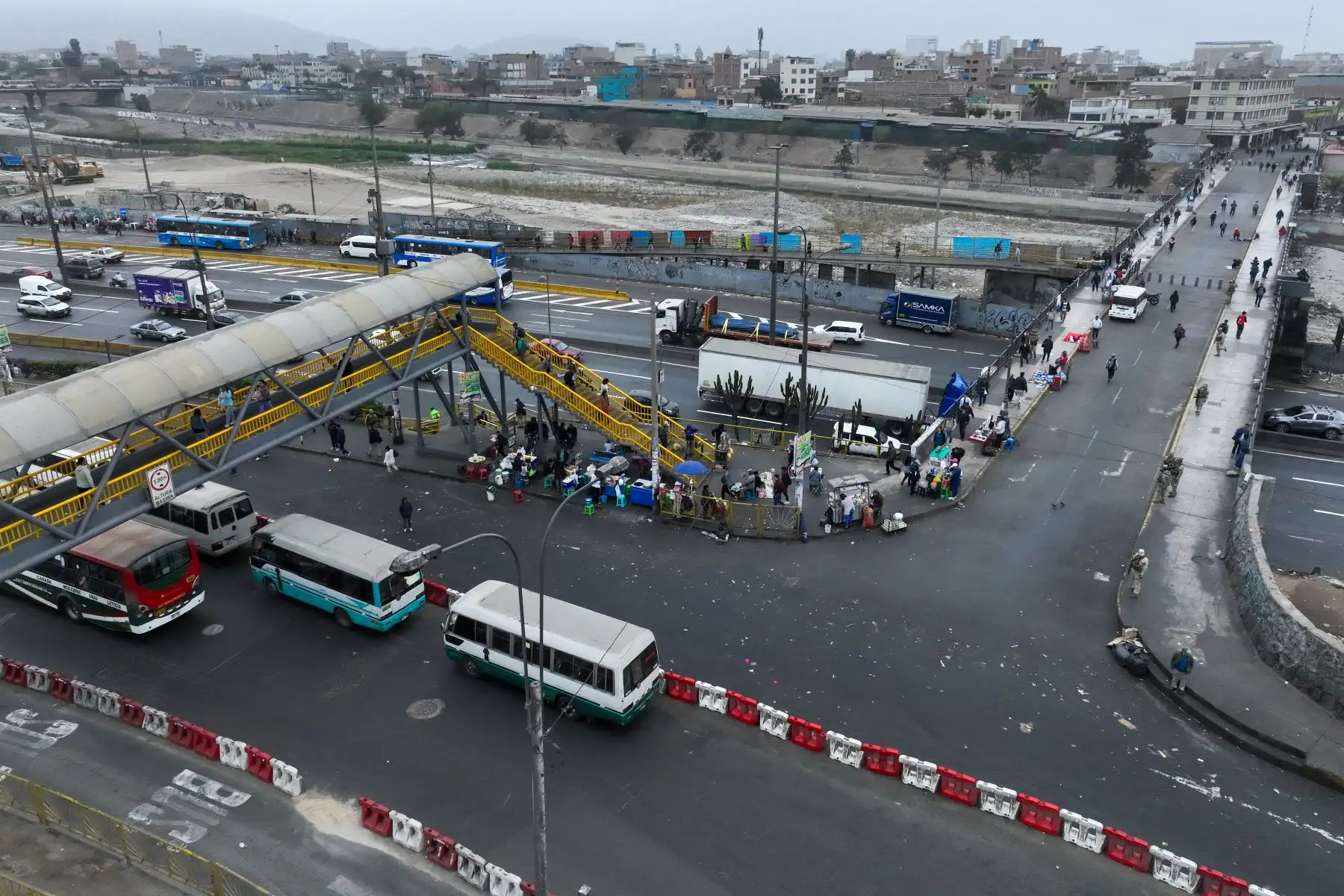 Así luce el puente de Acho con Vía de Evitamiento, durante el paro del transporte público anunciado para hoy miércoles 23 de octubre por un grupo de transportistas en Lima y Callao.

Foto: ANDINA/Juan Carlos Guzmán Negrini