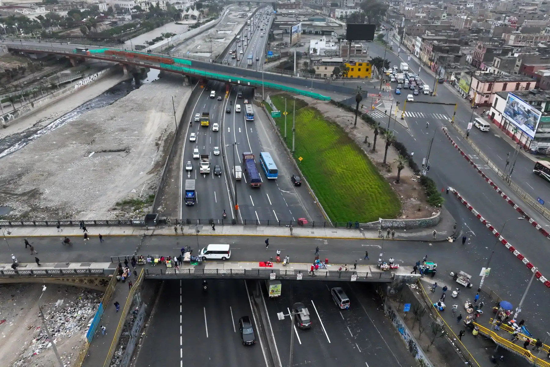 Así luce el puente de Acho con Vía de Evitamiento, durante el paro del transporte público anunciado para hoy miércoles 23 de octubre por un grupo de transportistas en Lima y Callao.

Foto: ANDINA/Juan Carlos Guzmán Negrini