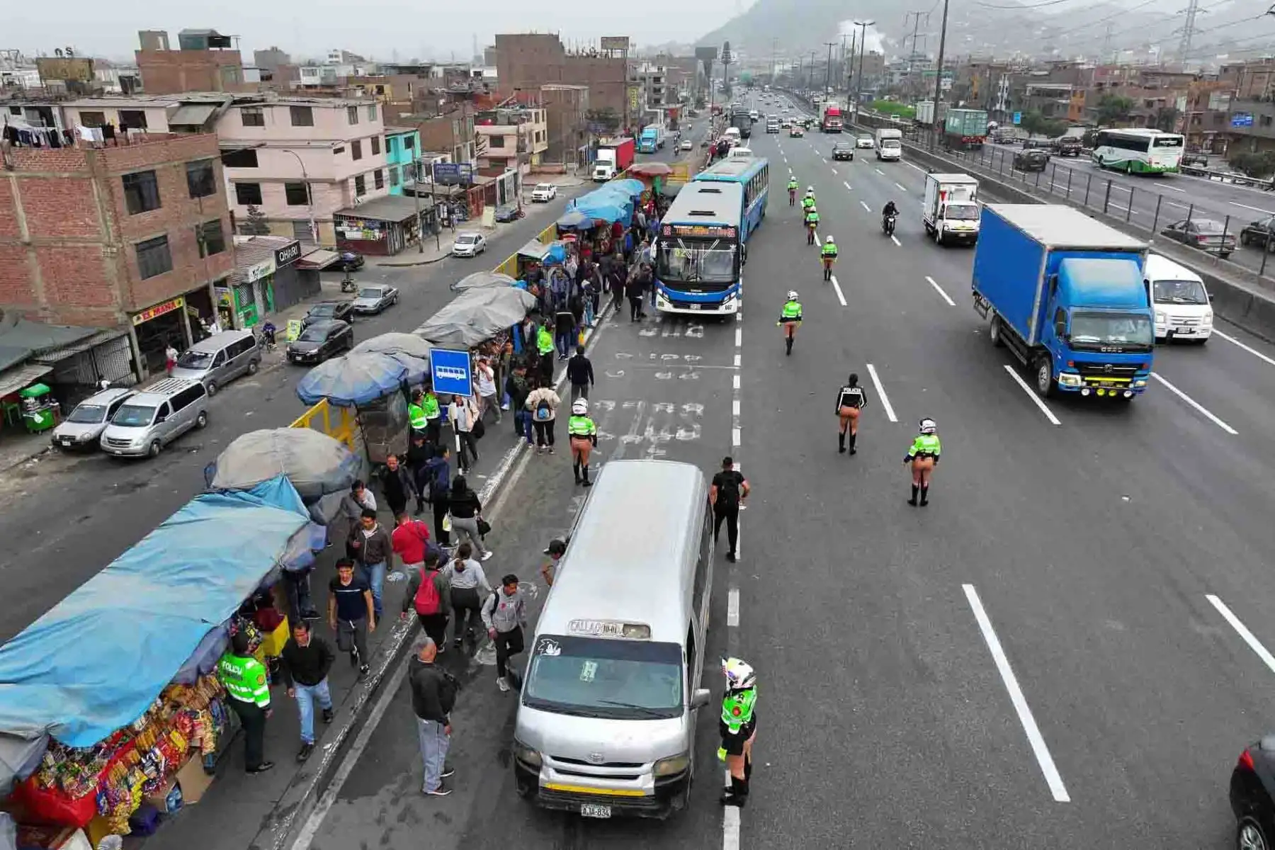 Así luce la Vía de Evitamiento a la altura de Puente Nuevo, entre los distritos de El Agustino y San Juan de Lurigancho, durante el paro del transporte público convocado para hoy miércoles 23 de octubre de 2024. Foto: ANDINA/Daniel Bracamonte