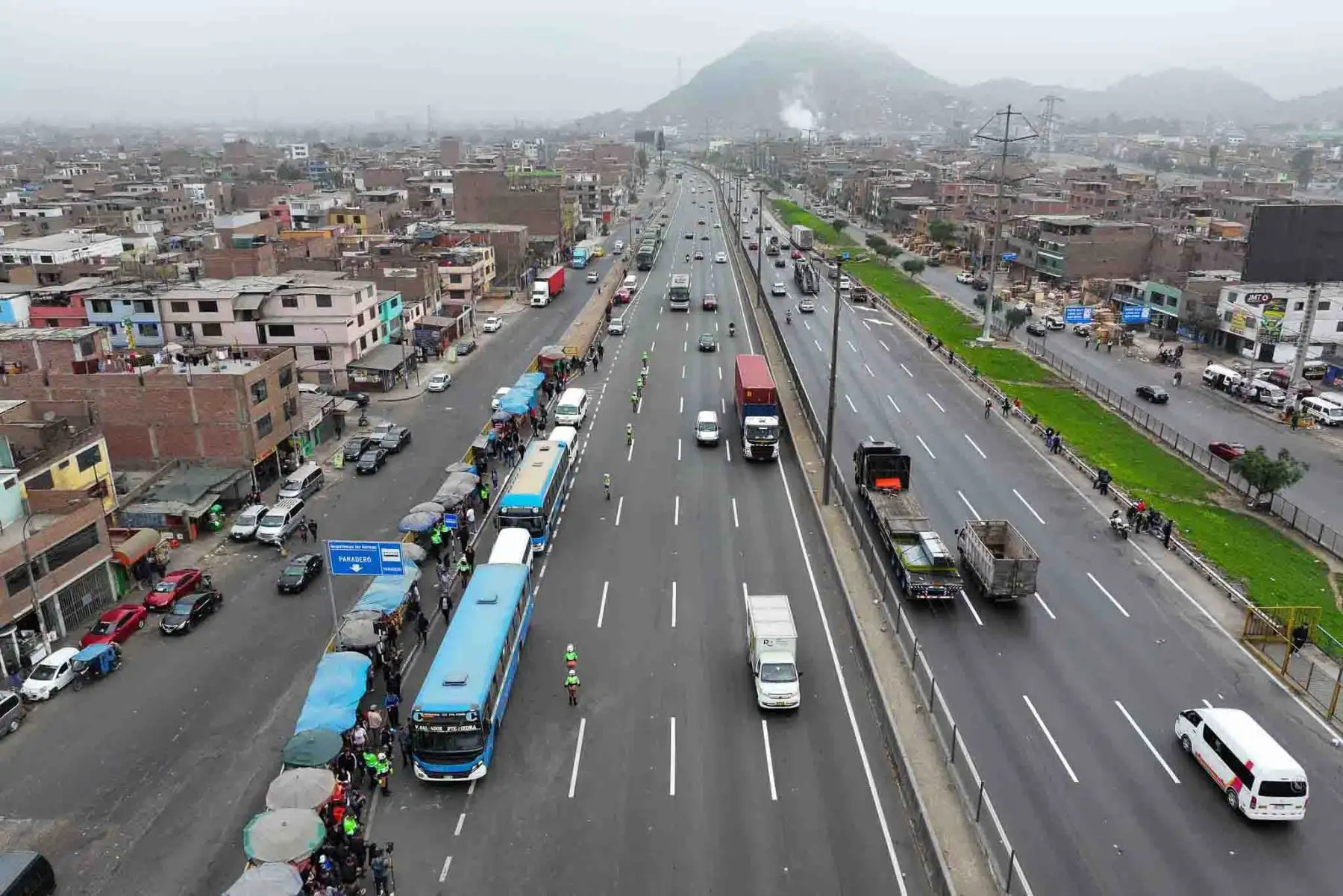 Así luce la Vía de Evitamiento a la altura de Puente Nuevo, entre los distritos de El Agustino y San Juan de Lurigancho, durante el paro del transporte público convocado para hoy miércoles 23 de octubre de 2024. Foto: ANDINA/Daniel Bracamonte