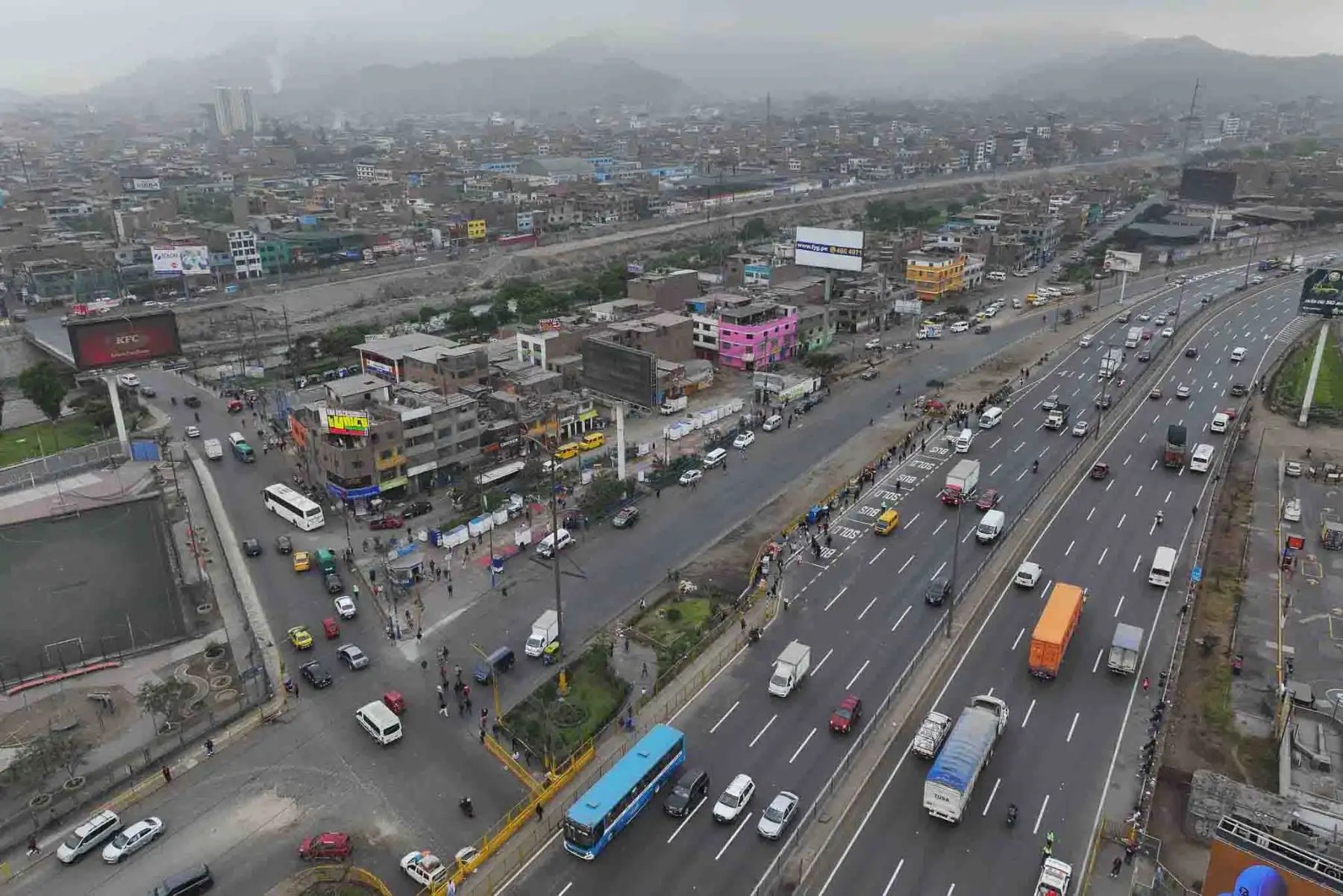 Así luce la Vía de Evitamiento a la altura de Puente Nuevo, entre los distritos de El Agustino y San Juan de Lurigancho, durante el paro del transporte público convocado para hoy miércoles 23 de octubre de 2024. Foto: ANDINA/Daniel Bracamonte