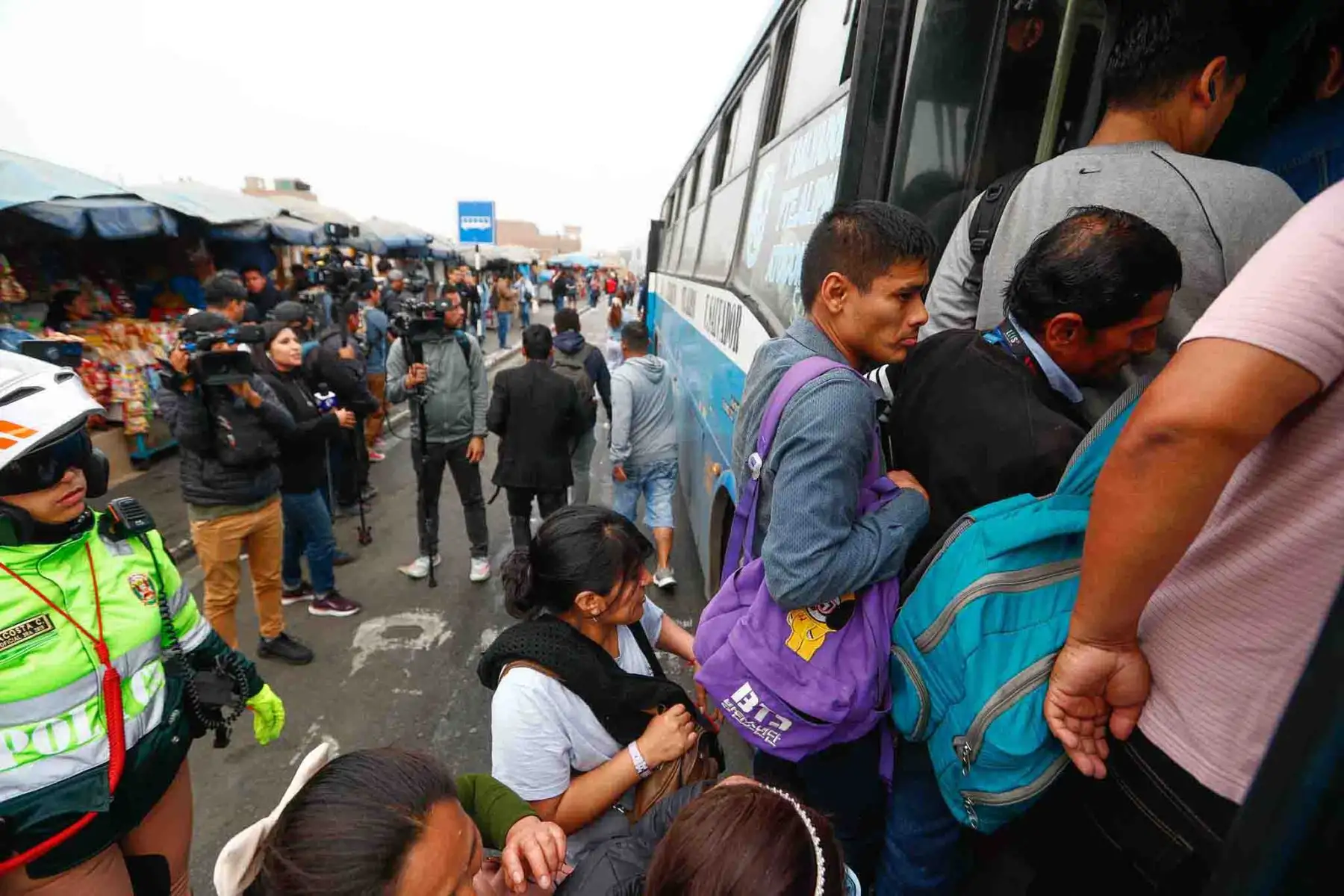 Personas se movilizan a la altura de Puente Nuevo, entre los distritos de El Agustino y San Juan de Lurigancho, durante el paro del transporte público convocado para hoy miércoles 23 de octubre de 2024. Foto: ANDINA/Daniel Bracamonte
