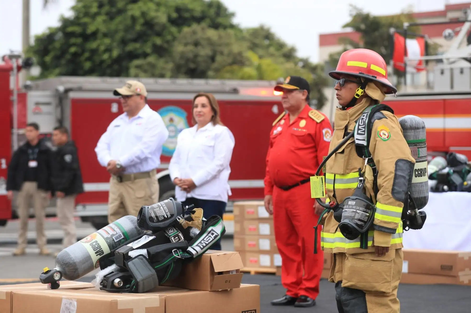 La presidenta de la República, Dina Boluarte, participa en la entrega de equipos de protección de respiración autónoma al Cuerpo de Bomberos Voluntarios del Perú. Foto: ANDINA/Prensa Presidencia