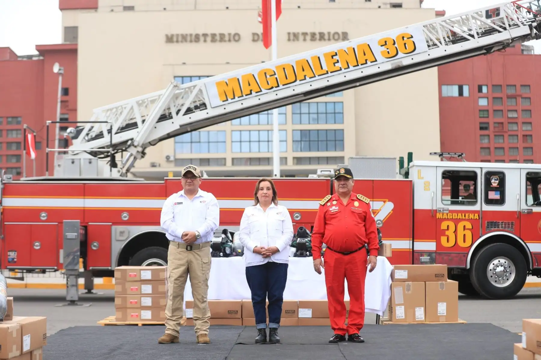La presidenta de la República, Dina Boluarte, participa en la entrega de equipos de protección de respiración autónoma al Cuerpo de Bomberos Voluntarios del Perú. Foto: ANDINA/Prensa Presidencia