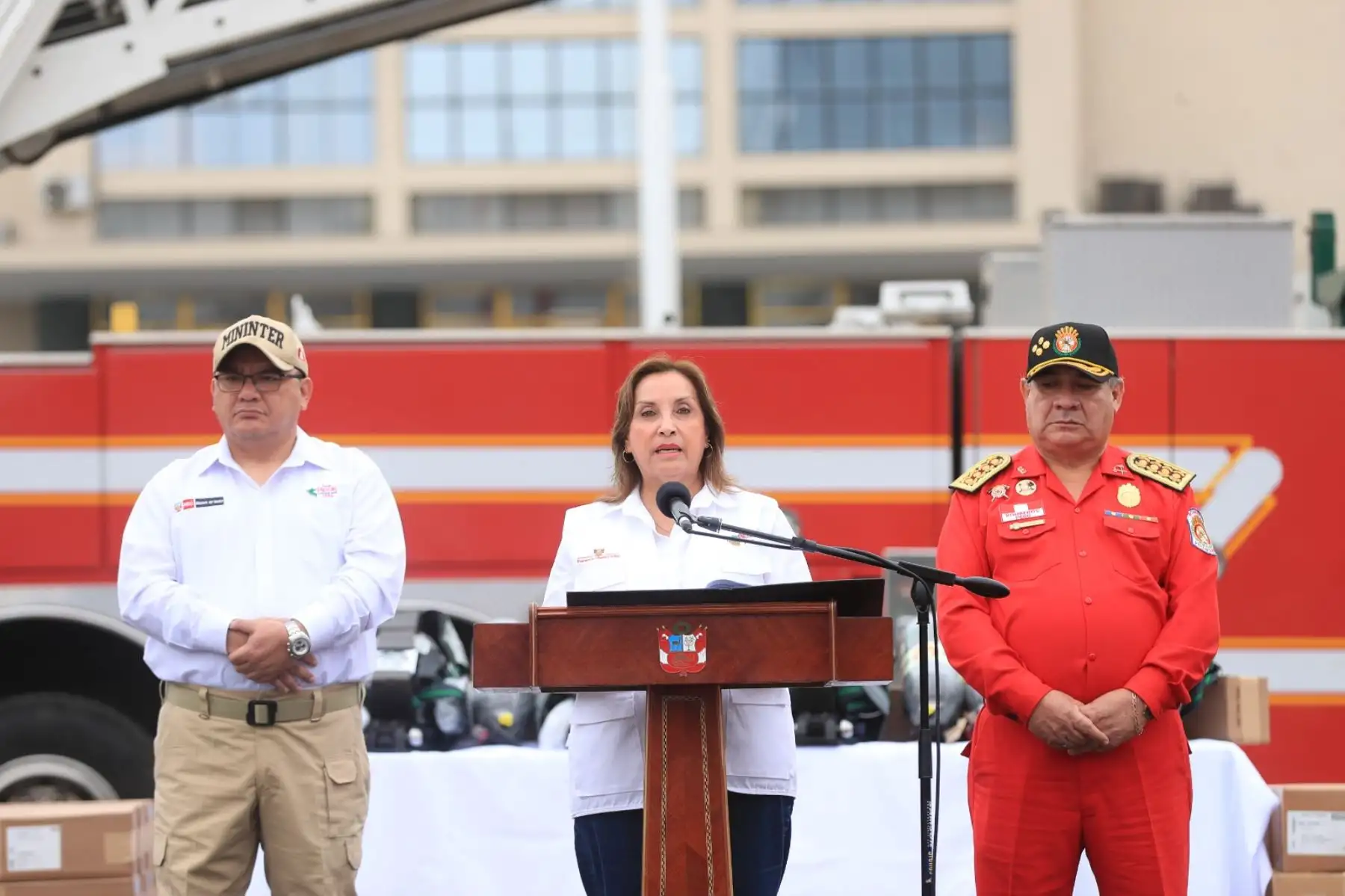 La presidenta de la República, Dina Boluarte, participa en la entrega de equipos de protección de respiración autónoma al Cuerpo de Bomberos Voluntarios del Perú. Foto: ANDINA/Prensa Presidencia