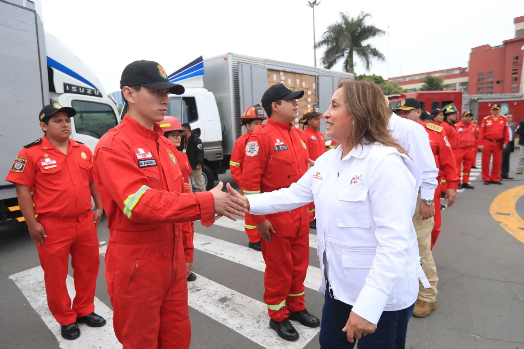 La presidenta de la República, Dina Boluarte, participa en la entrega de equipos de protección de respiración autónoma al Cuerpo de Bomberos Voluntarios del Perú. Foto: ANDINA/Prensa Presidencia