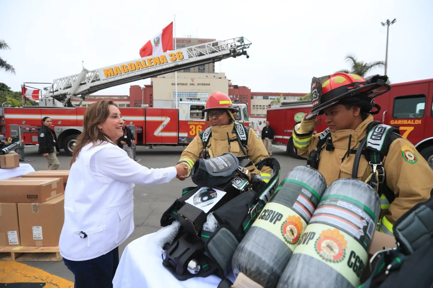 La presidenta de la República, Dina Boluarte, participa en la entrega de equipos de protección de respiración autónoma al Cuerpo de Bomberos Voluntarios del Perú. Foto: ANDINA/Prensa Presidencia