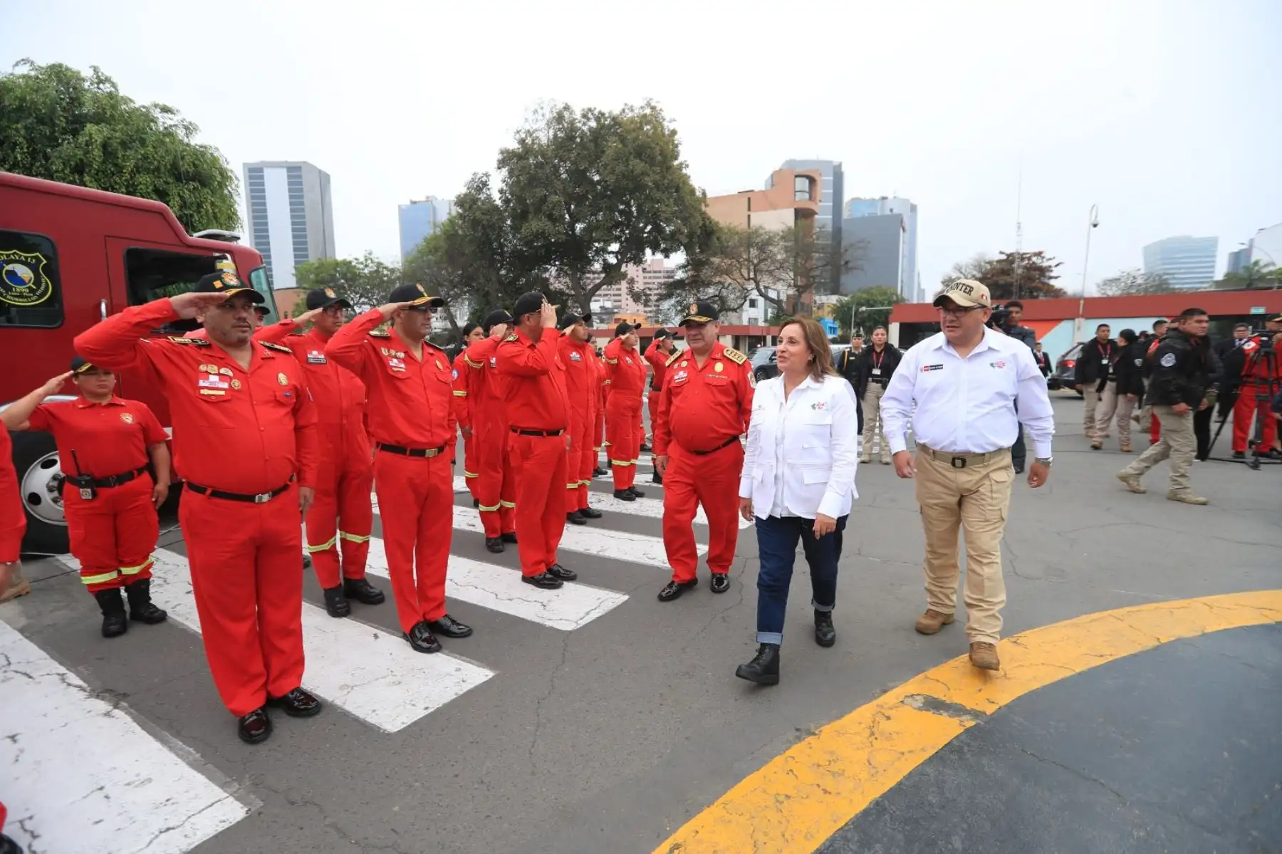 La presidenta de la República, Dina Boluarte, participa en la entrega de equipos de protección de respiración autónoma al Cuerpo de Bomberos Voluntarios del Perú. Foto: ANDINA/Prensa Presidencia