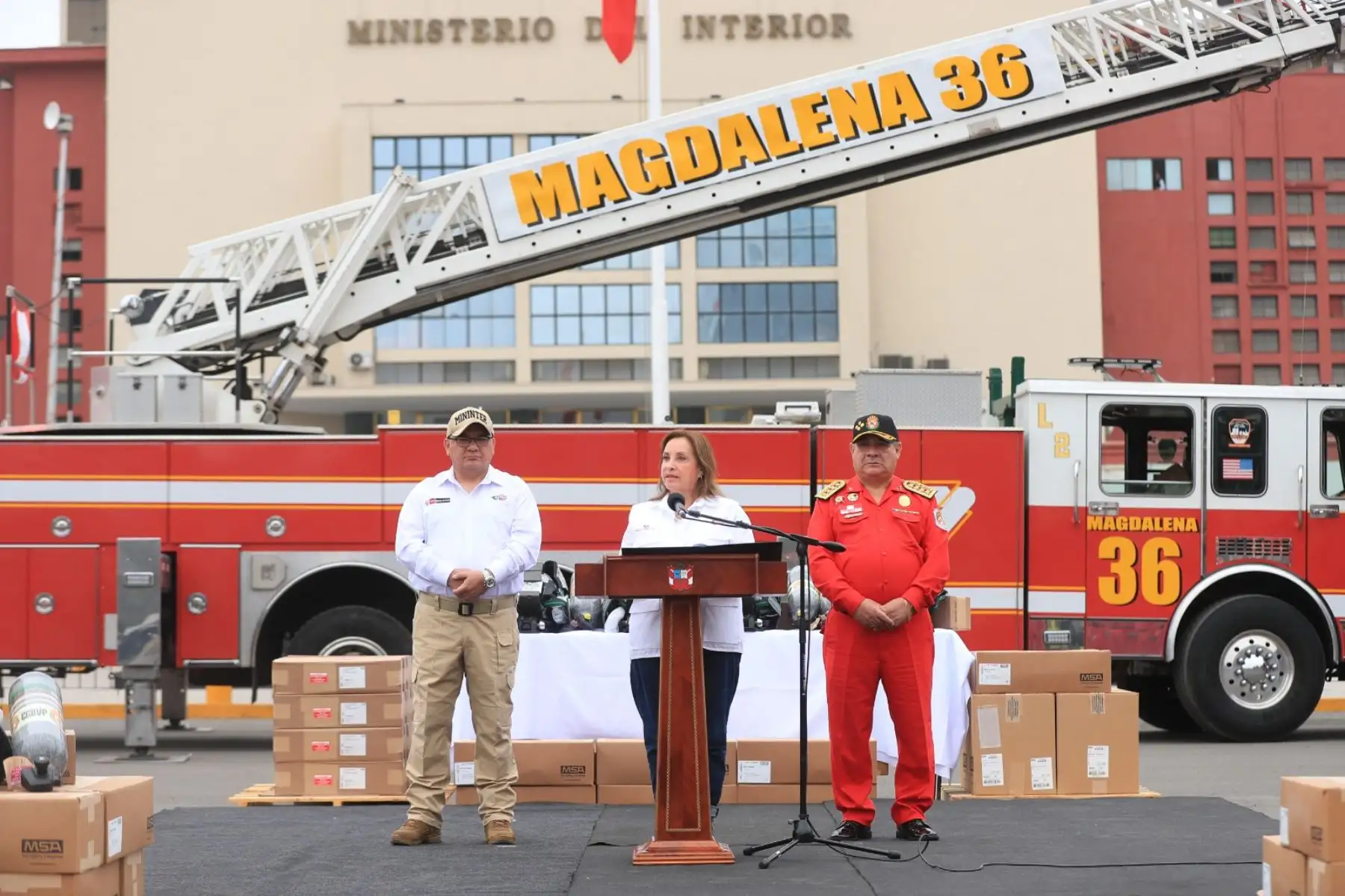 La presidenta de la República, Dina Boluarte, participa en la entrega de equipos de protección de respiración autónoma al Cuerpo de Bomberos Voluntarios del Perú. Foto: ANDINA/Prensa Presidencia