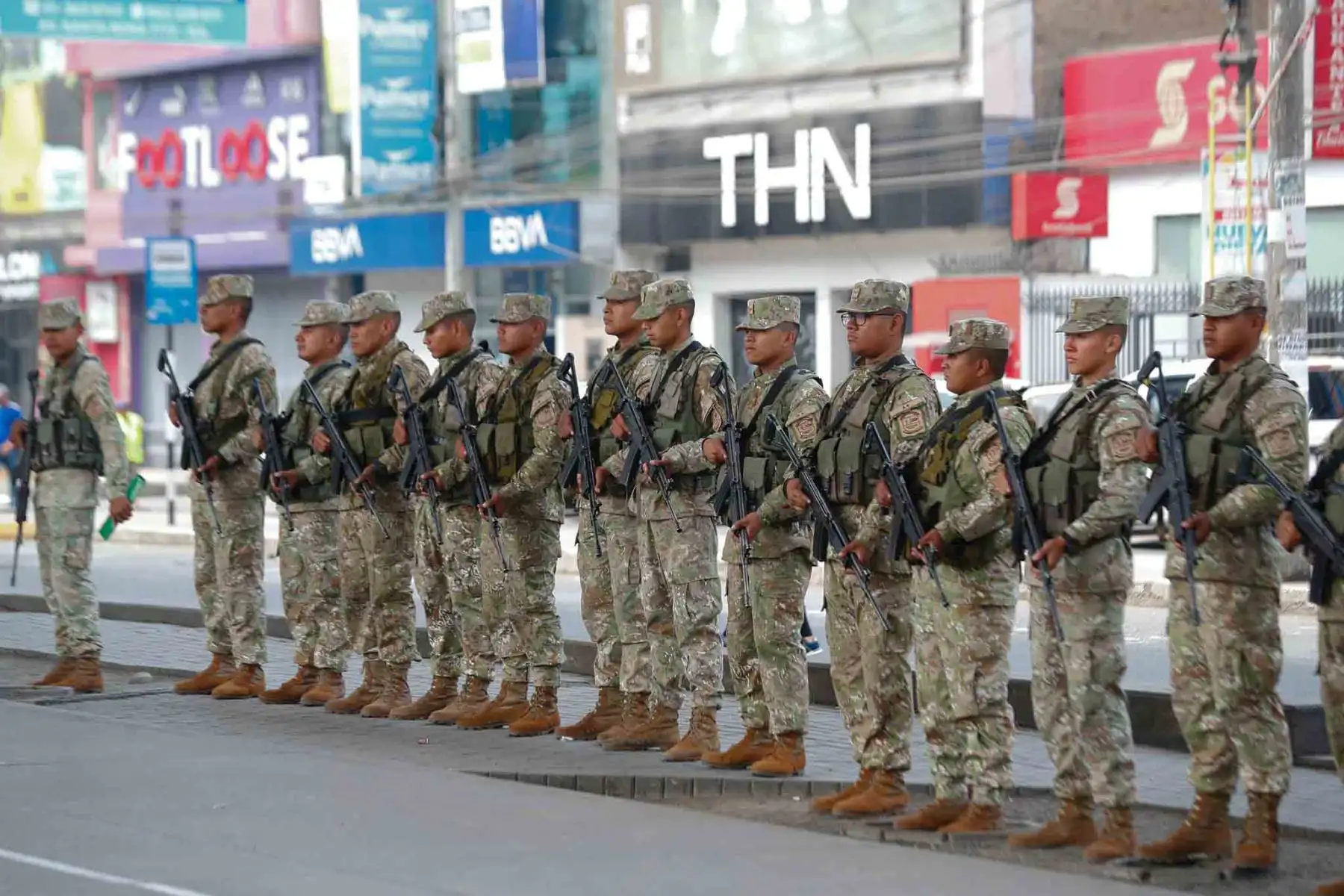 Efectivos de la Policía Nacional y de las Fuerzas Armadas custodian la estación Los Jardines de la Línea 1 del Metro de Lima en San Juan de Lurigancho, durante el paro del transporte público convocado para hoy miércoles 23 de octubre de 2024. Foto: ANDINA/Daniel Bracamonte