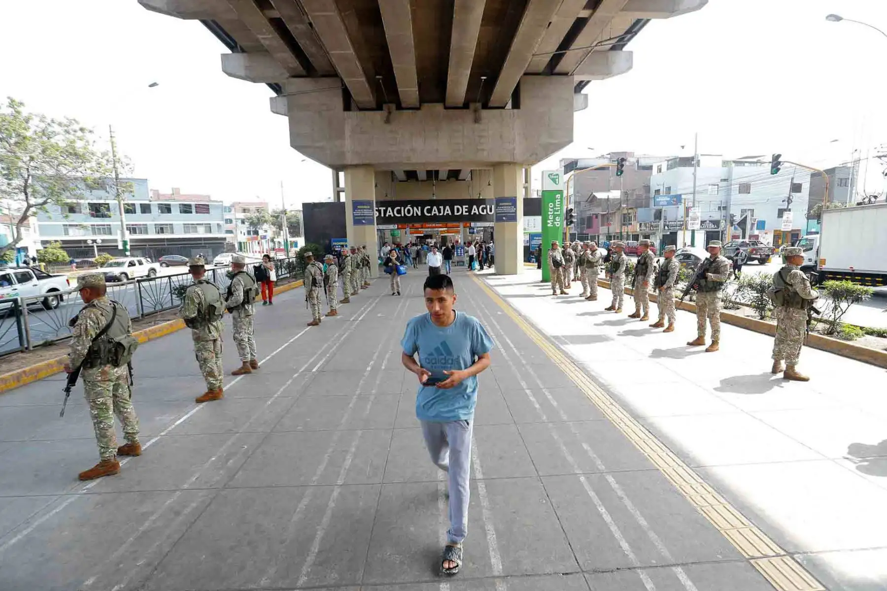 Efectivos de la Policía Nacional y de las Fuerzas Armadas custodian la estación Los Jardines de la Línea 1 del Metro de Lima en San Juan de Lurigancho, durante el paro del transporte público convocado para hoy miércoles 23 de octubre de 2024. Foto: ANDINA/Daniel Bracamonte