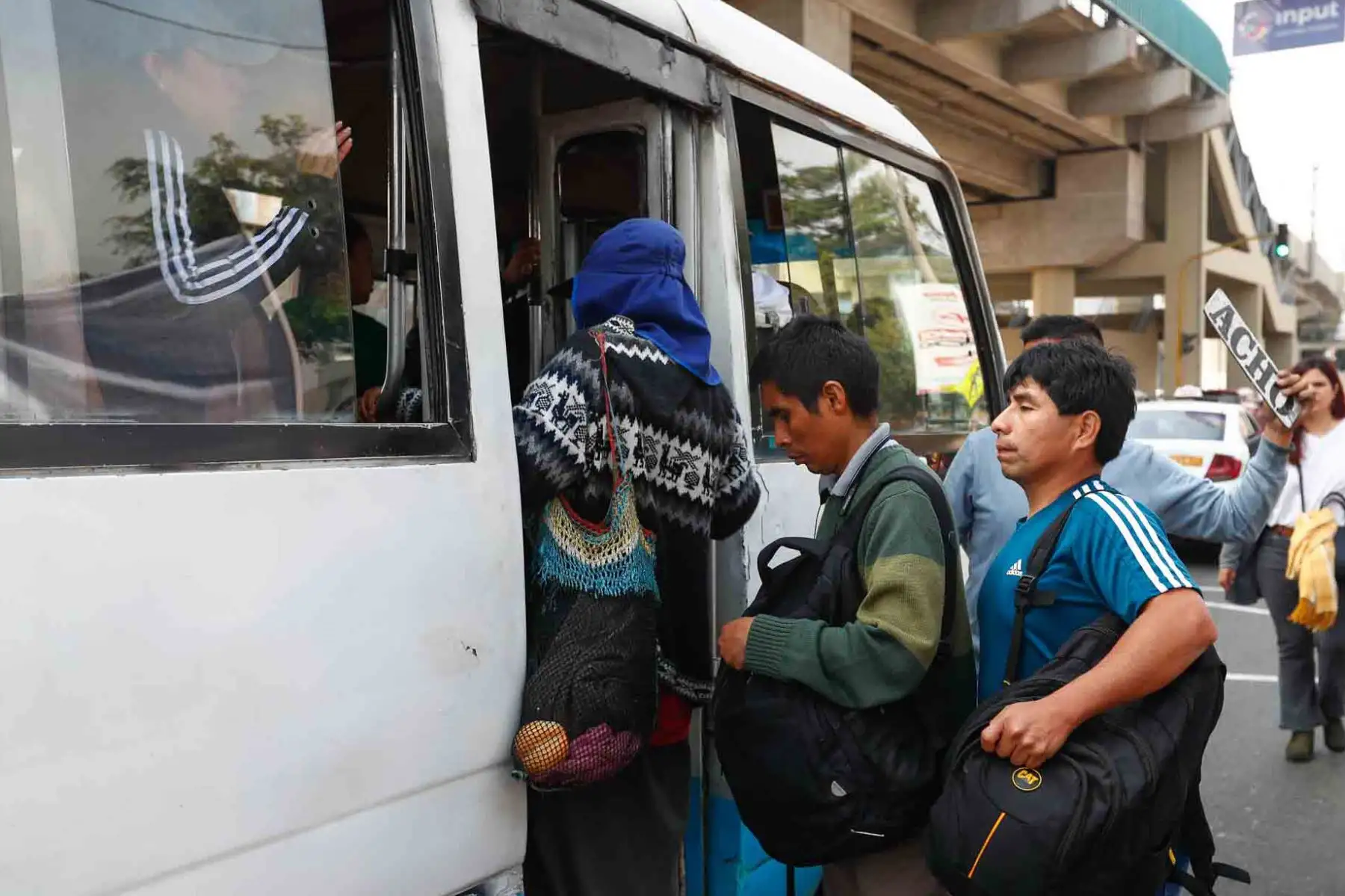 Tránsito vehicular y peatonal a la altura de la estación Los Jardines de la Línea 1 del Metro de Lima en San Juan de Lurigancho, durante el paro del transporte público convocado para hoy miércoles 23 de octubre de 2024. Foto: ANDINA/Daniel Bracamonte