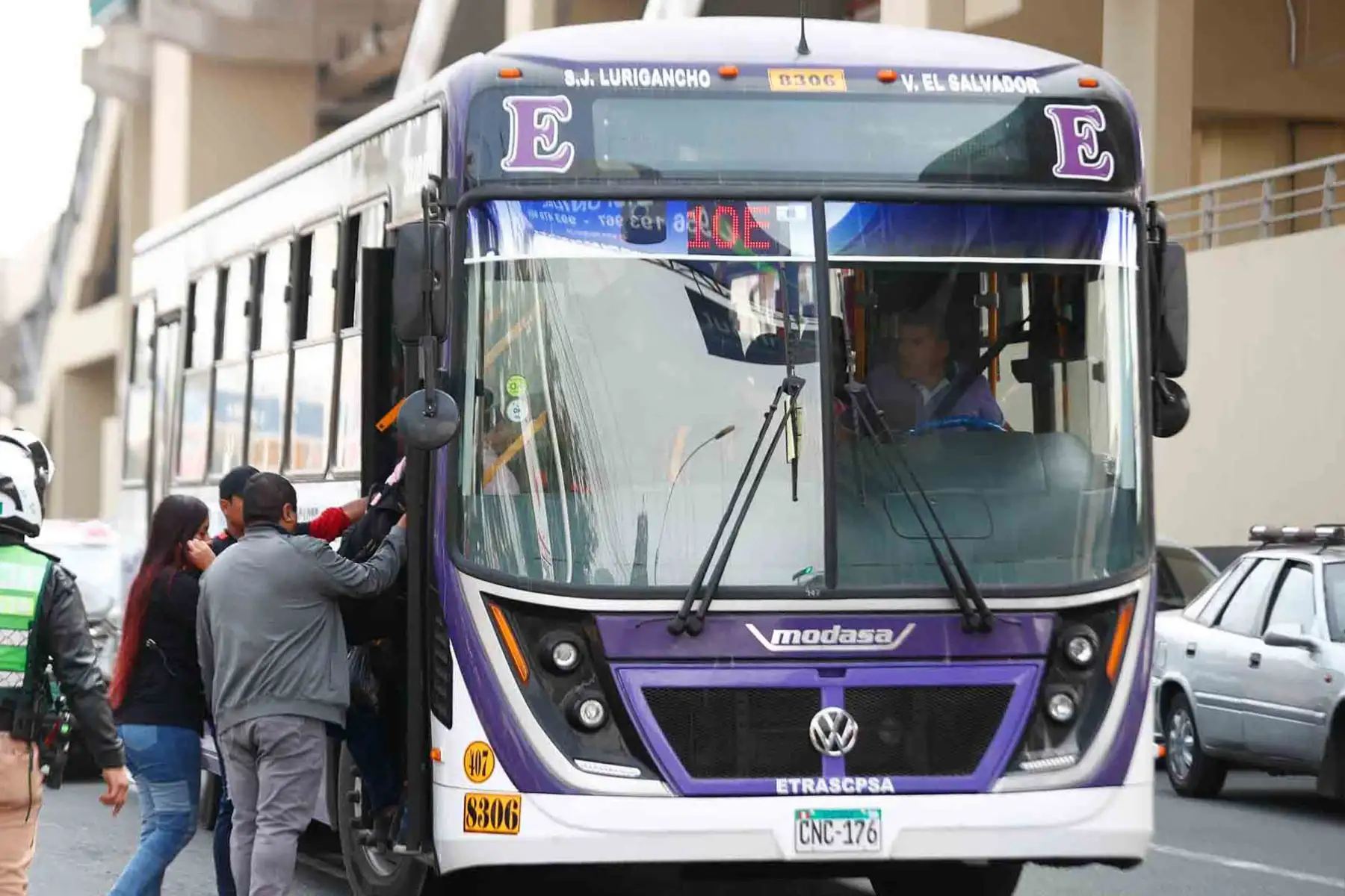 Tránsito vehicular y peatonal a la altura de la estación Los Jardines de la Línea 1 del Metro de Lima en San Juan de Lurigancho, durante el paro del transporte público convocado para hoy miércoles 23 de octubre de 2024. Foto: ANDINA/Daniel Bracamonte