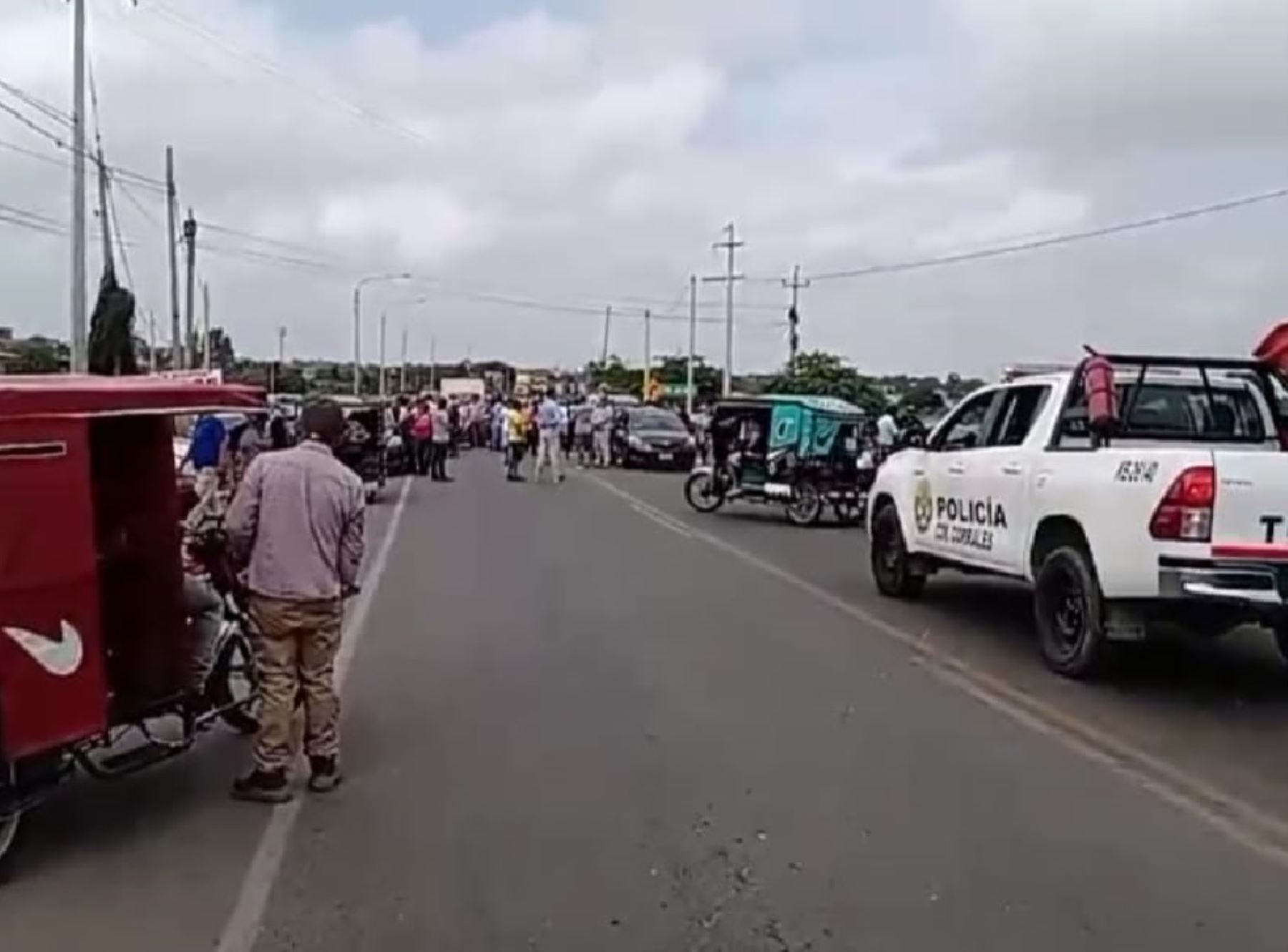 Grupos de transportistas de Tumbes se movilizan por las calles de esta ciudad. Ellos reclaman por la presencia de vehículos informales. ANDINA/Difusión