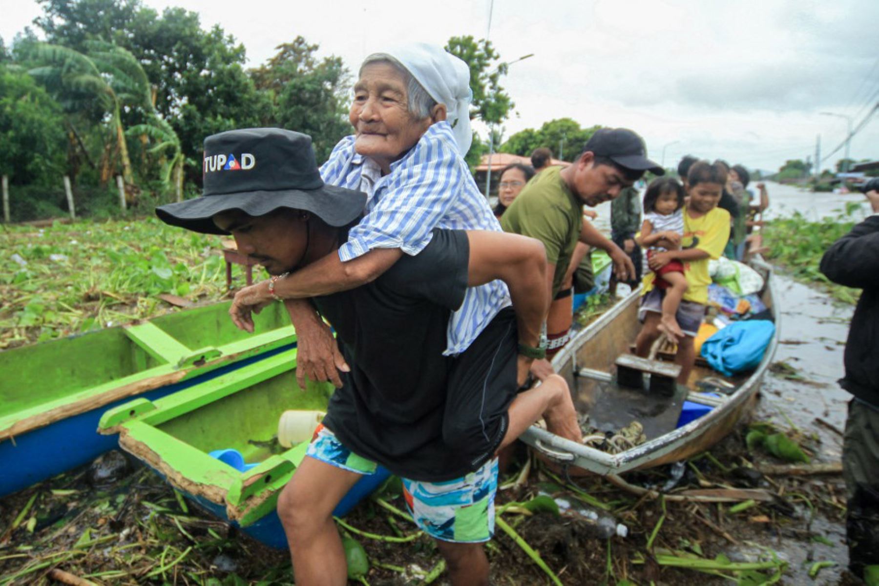 Una mujer mayor es llevada por un rescatista voluntario mientras los residentes son evacuados a zonas más seguras en la ciudad de Bato, provincia de Camarines Sur, al sur de Manila. Foto AFP