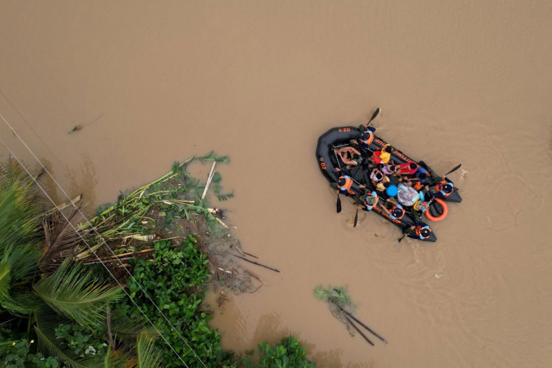 Una vista aérea muestra un barco de rescate de la guardia costera evacuando a los residentes a zonas más seguras en la ciudad de Polangui, provincia de Albay, al sur de Manila. Foto AFP