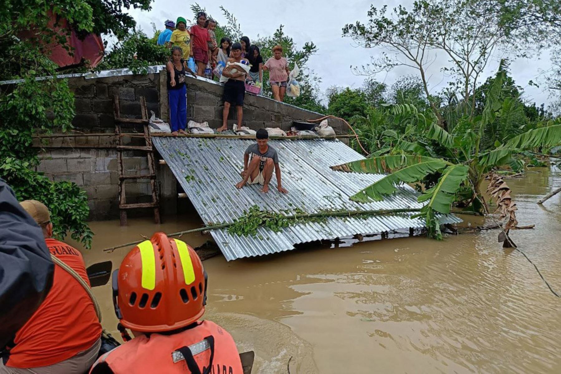 Residentes afectados por la tormenta tropical Trami, en la ciudad de Libon, provincia de Albay, al sur de Manila. Foto AFP