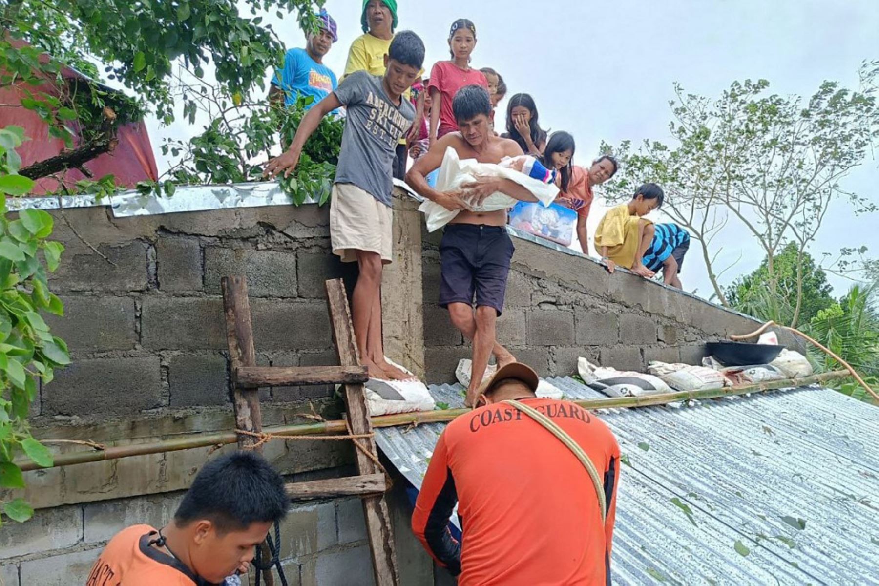 Residentes afectados por la tormenta tropical Trami siendo evacuados de los techos de sus casas sumergidas, en la ciudad de Libon, provincia de Albay, al sur de Manila. Foto AFP