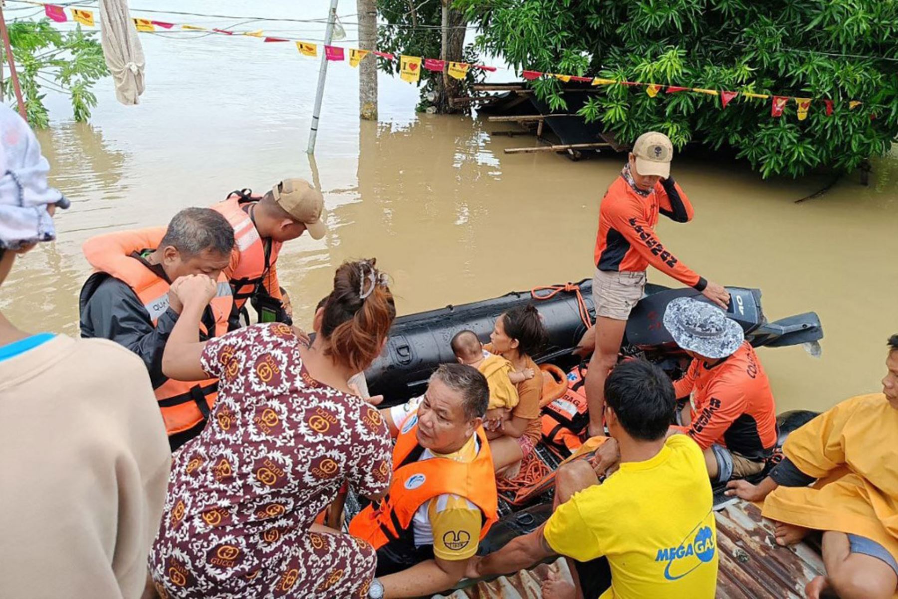 Residentes afectados por la tormenta tropical Trami siendo evacuados de los techos de sus casas sumergidas, en la ciudad de Libon, provincia de Albay, al sur de Manila. Foto AFP