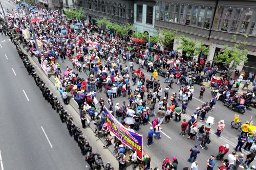 Gremios de transportistas, comerciantes y ciudadanos en general de diversos distritos de Lima marchan por la avenida Nicolás de Piérola con dirección al Congreso de la República, como parte de las medidas de fuerza del paro del transporte público convocado para hoy miércoles 23 de octubre de 2024. Foto: ANDINA/Daniel Bracamonte