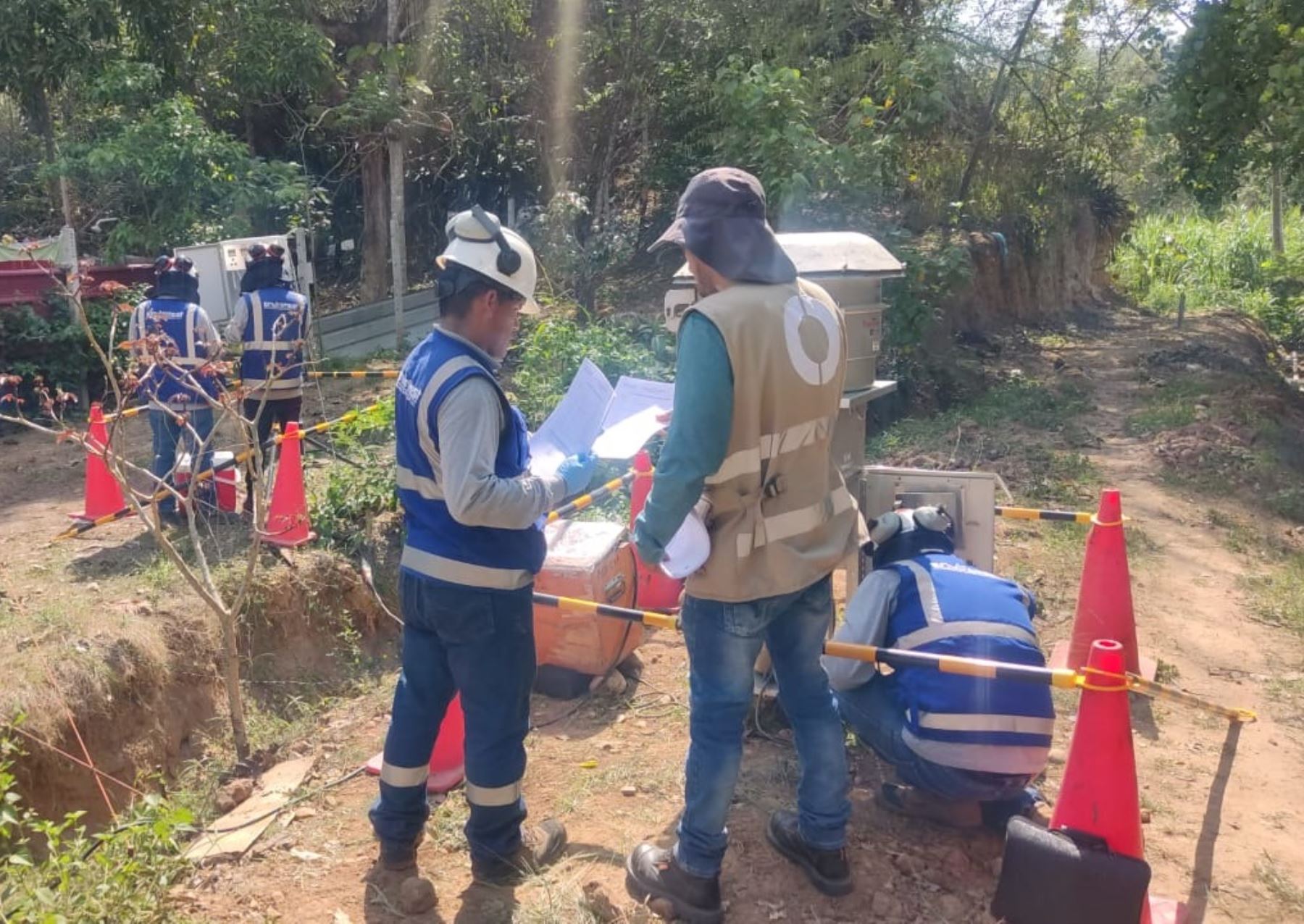 Especialistas del OEFA realizan monitoreo de aire en el distrito de La Banda de Shilcayo, región San Martín, por un presunto incumplimiento de obligaciones ambientales de una fábrica de postes de poliéster.