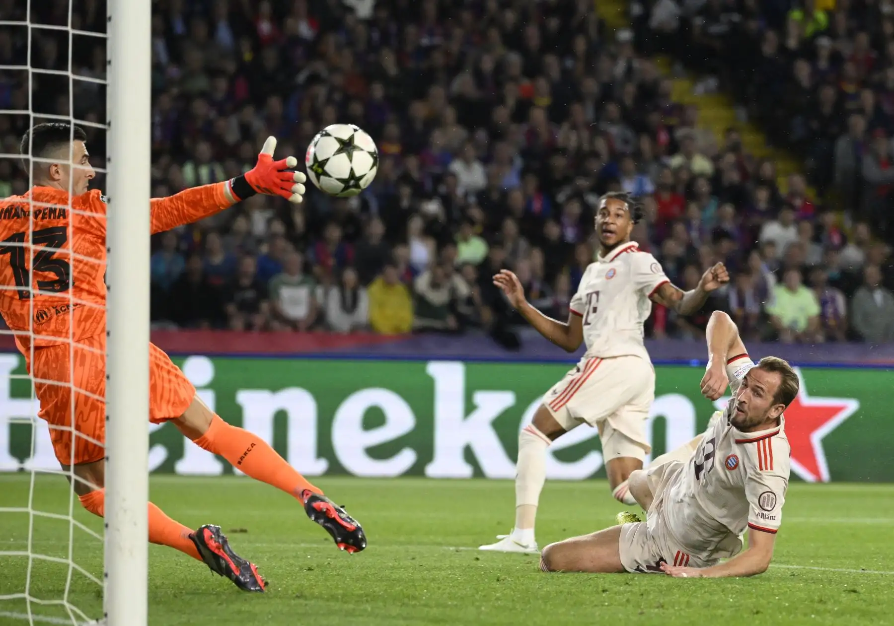El delantero inglés del Bayern Múnich, Harry Kane, marca el gol del empate durante el partido de la jornada 3 de la fase de liga de la UEFA Champions League entre el FC Barcelona y el FC Bayern Múnich en el Estadio Olimpic Lluis Companys en Barcelona. Foto: ANDINA/AFP