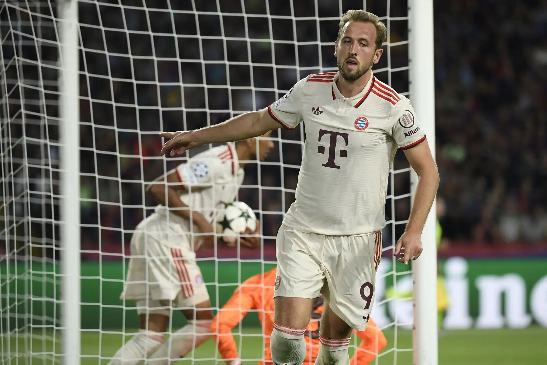 El delantero inglés del Bayern Munich, Harry Kane, reacciona después de que su gol fuera anulado durante el partido de fútbol de la jornada 3 de la fase de liga de la UEFA Champions League entre el FC Barcelona y el FC Bayern Munich en el Estadio Olimpic Lluis Companys en Barcelona. Foto: ANDINA/AFP