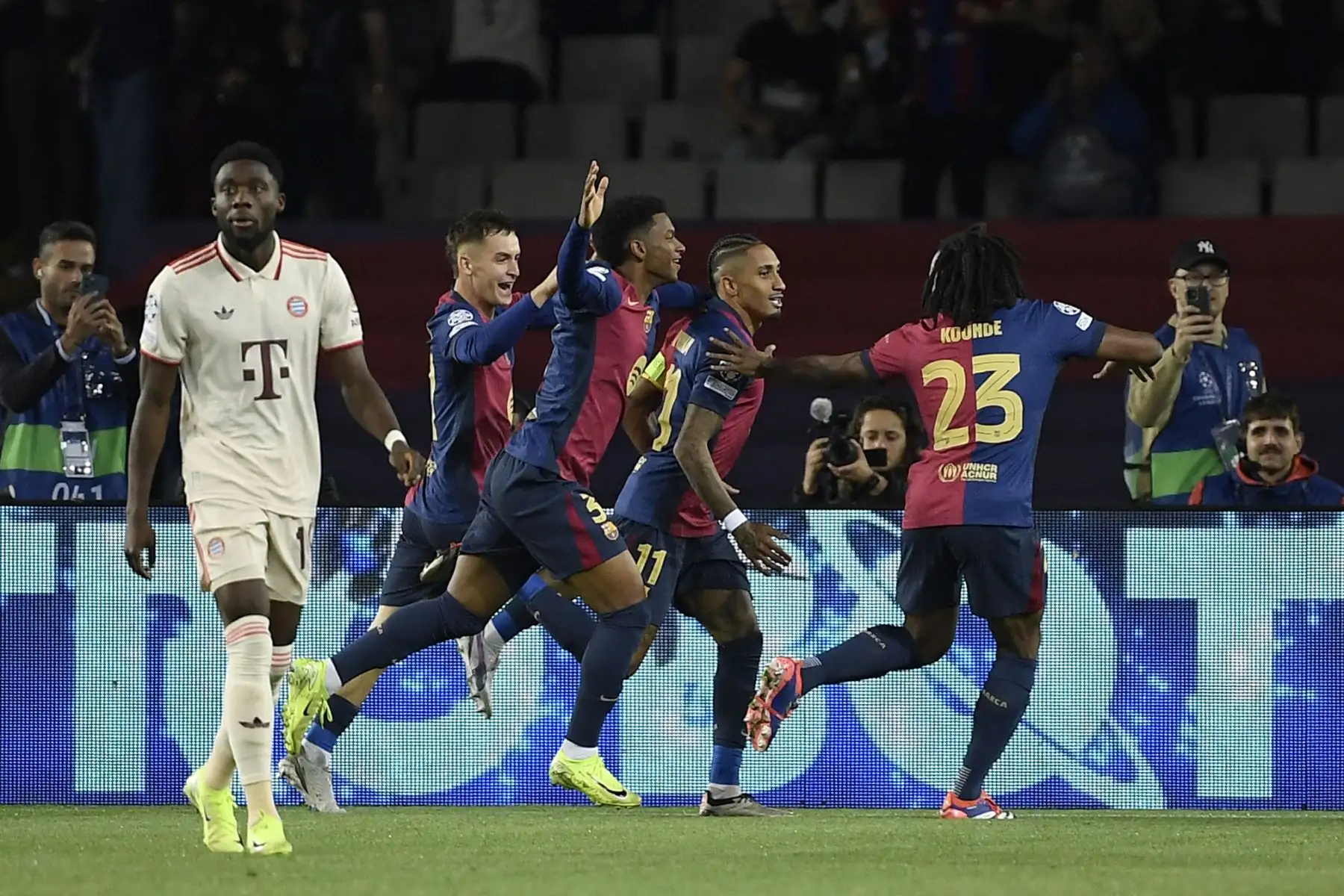 El delantero brasileño del Barcelona, ​​Raphinha, celebra el primer gol durante el partido de fútbol de la jornada 3 de la fase de liga de la UEFA Champions League entre el FC Barcelona y el FC Bayern Munich en el Estadio Olimpic Lluis Companys en Barcelona. Foto: ANDINA/AFP
