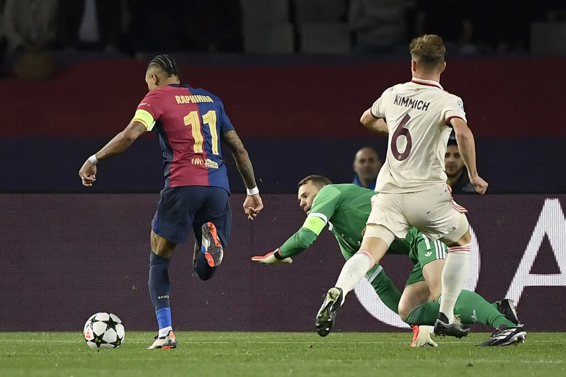 El delantero brasileño del Barcelona, ​​Raphinha, marca el primer gol durante el partido de fútbol de la jornada 3 de la fase de liga de la UEFA Champions League entre el FC Barcelona y el FC Bayern Munich en el Estadi Olimpic Lluis Companys en Barcelona.  
Foto: ANDINA/AFP