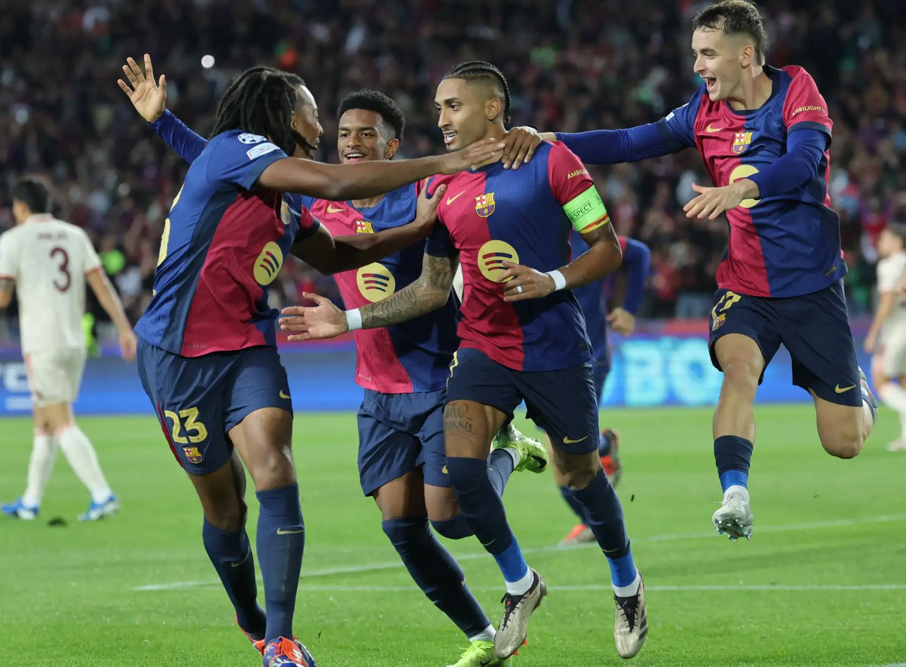 El delantero brasileño del Barcelona, ​​Raphinha, celebra el primer gol durante el partido de fútbol de la jornada 3 de la fase de liga de la UEFA Champions League entre el FC Barcelona y el FC Bayern Munich en el Estadi Olimpic Lluis Companys en Barcelona. Foto: ANDINA/AFP