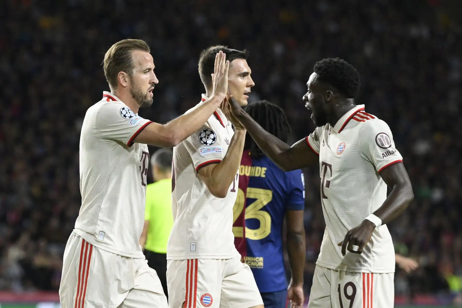 El delantero inglés del Bayern Munich, Harry Kane, celebra el gol del empate con el defensa canadiense del Bayern Munich, Alphonso Davies, durante el partido de fútbol de la jornada 3 de la fase de liga de la UEFA Champions League entre el FC Barcelona y el FC Bayern Munich en el Estadi Olimpic Lluis Companys en Barcelona. Foto: ANDINA/AFP