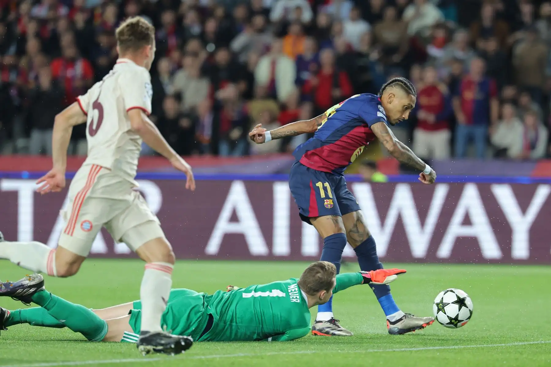El delantero brasileño del Barcelona, ​​Raphinha, marca el primer gol durante el partido de fútbol de la jornada 3 de la fase de liga de la UEFA Champions League entre el FC Barcelona y el FC Bayern Munich en el Estadio Olimpic Lluis Companys en Barcelona.  
Foto: ANDINA/AFP