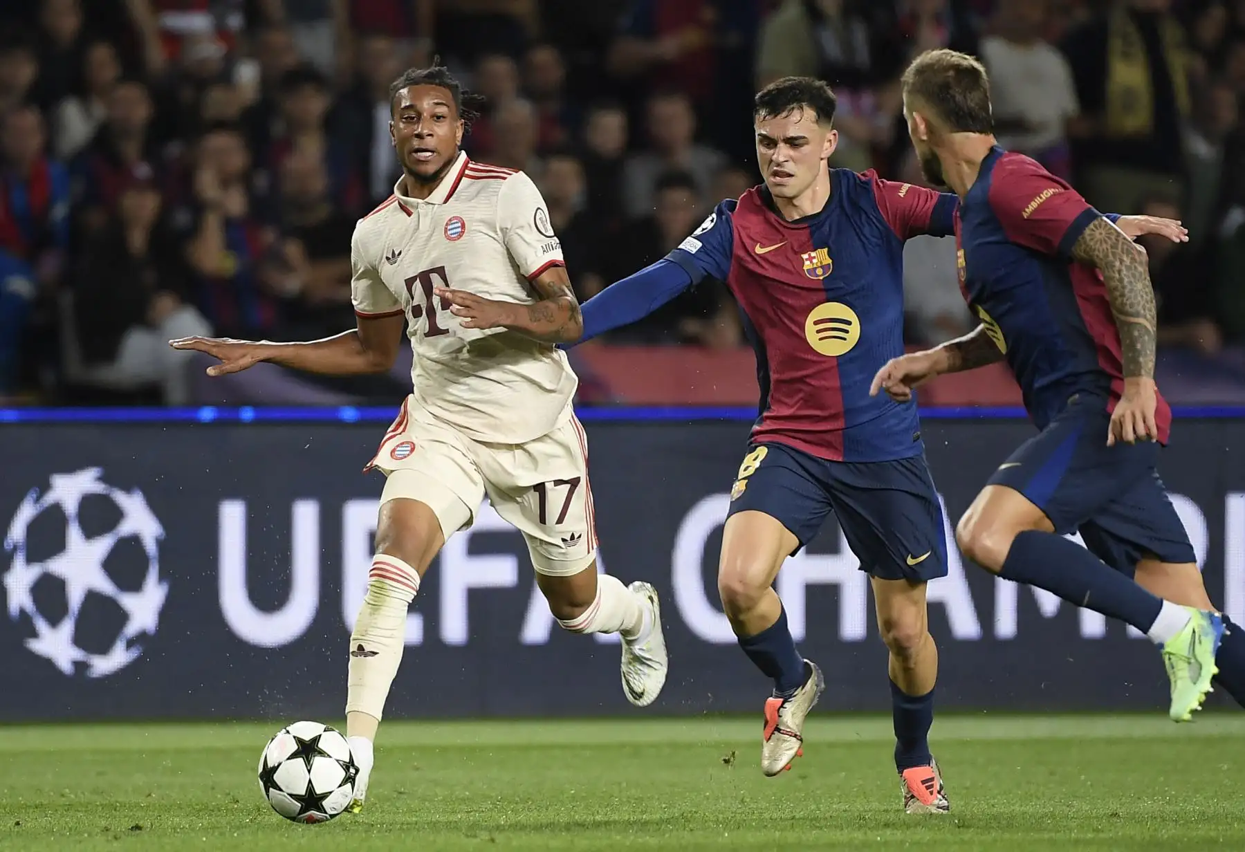 El centrocampista francés del Bayern Múnich Michael Olise y el centrocampista español del Barcelona Pedri luchan por el balón durante el partido de fútbol de la jornada 3 de la fase de liga de la UEFA Champions League entre el FC Barcelona y el FC Bayern Múnich en el Estadi Olimpic Lluis Companys en Barcelona. Foto: ANDINA/AFP