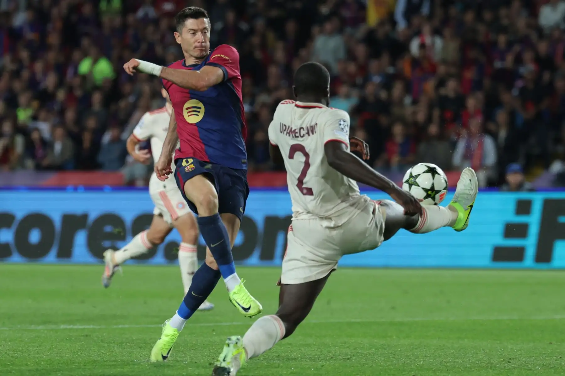 El delantero polaco del Barcelona, ​​Robert Lewandowski, marca el segundo gol de su equipo durante el partido de fútbol de la jornada 3 de la fase de liga de la UEFA Champions League entre el FC Barcelona y el FC Bayern Munich en el Estadi Olimpic Lluis Companys en Barcelona. Foto: ANDINA/AFP