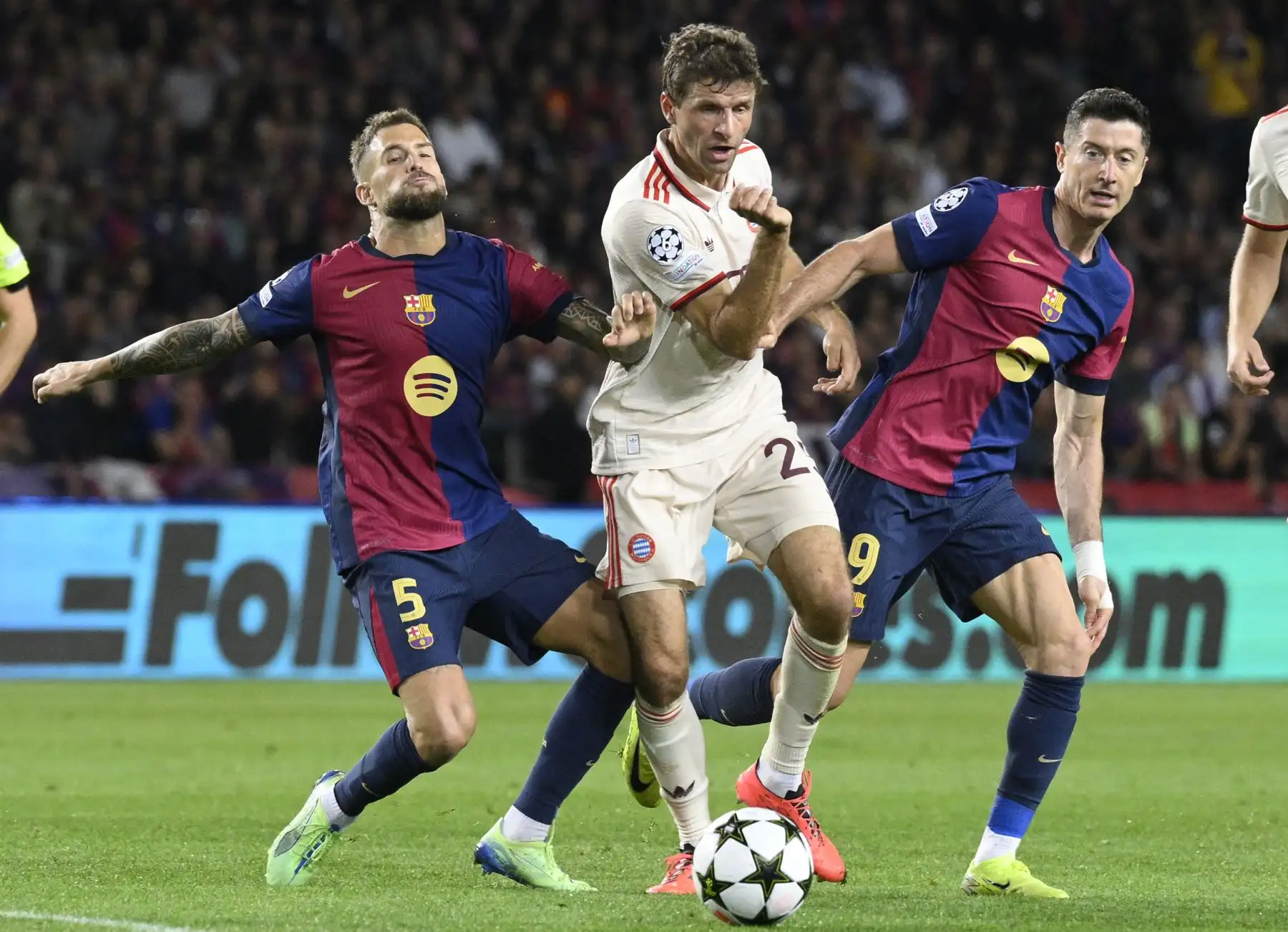 El defensa español del Barcelona  Íñigo Martínez Berridi, el delantero alemán del Bayern Múnich Thomas Mueller y el delantero polaco del Barcelona Robert Lewandowski luchan por el balón durante el partido de fútbol de la jornada 3 de la fase de liga de la UEFA Champions League entre el FC Barcelona y el FC Bayern Múnich en el Estadi Olimpic Lluis Companys en Barcelona: Foto. ANDINA/ AFP