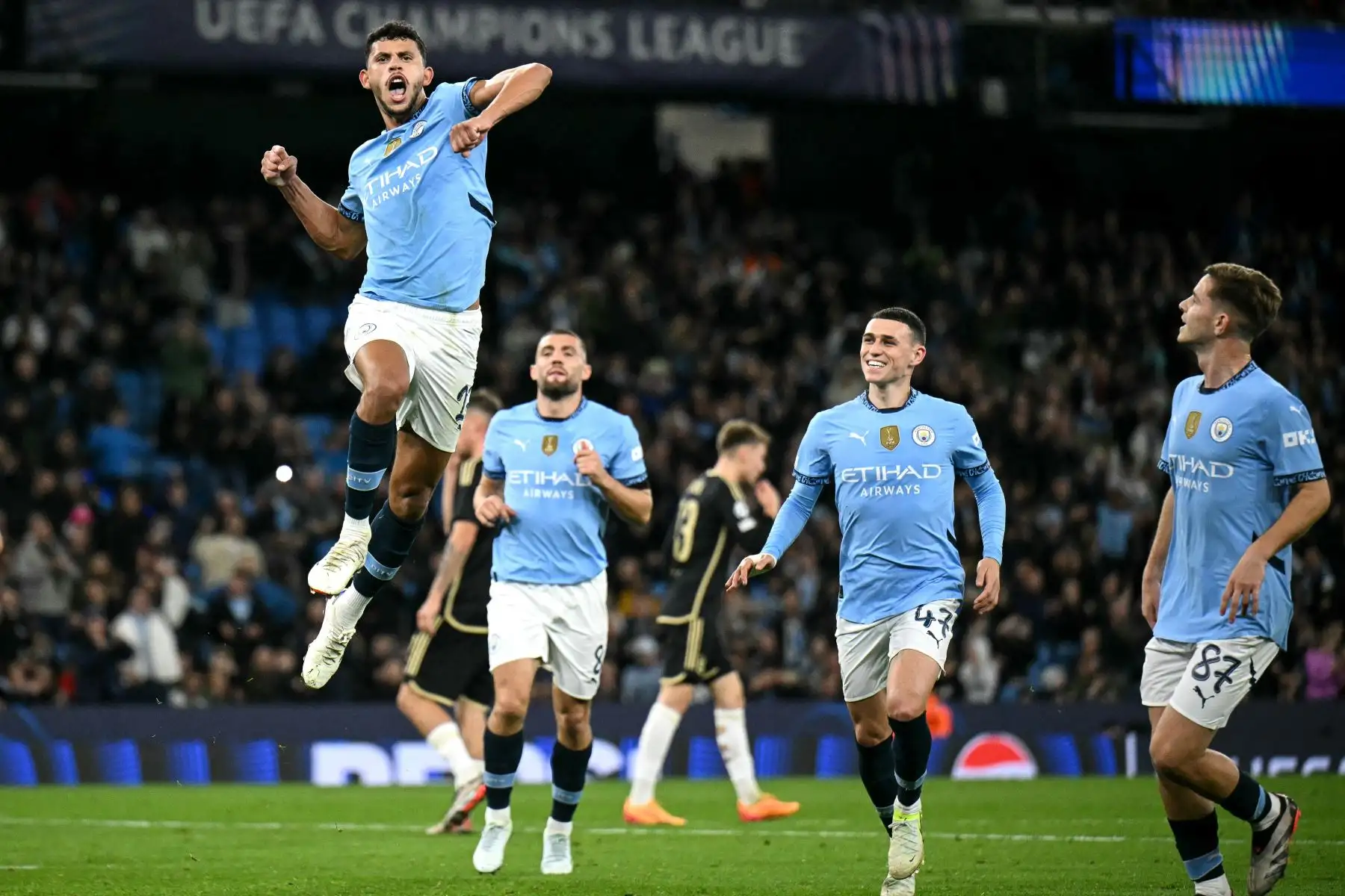 El centrocampista portugués del Manchester City, Matheus Nunes, celebra el quinto gol del equipo durante el partido de fútbol de la UEFA Champions League entre el Manchester City y el Sparta de Praga en el Etihad Stadium en Manchester, noroeste de Inglaterra.
Foto: ANDINA/AFP