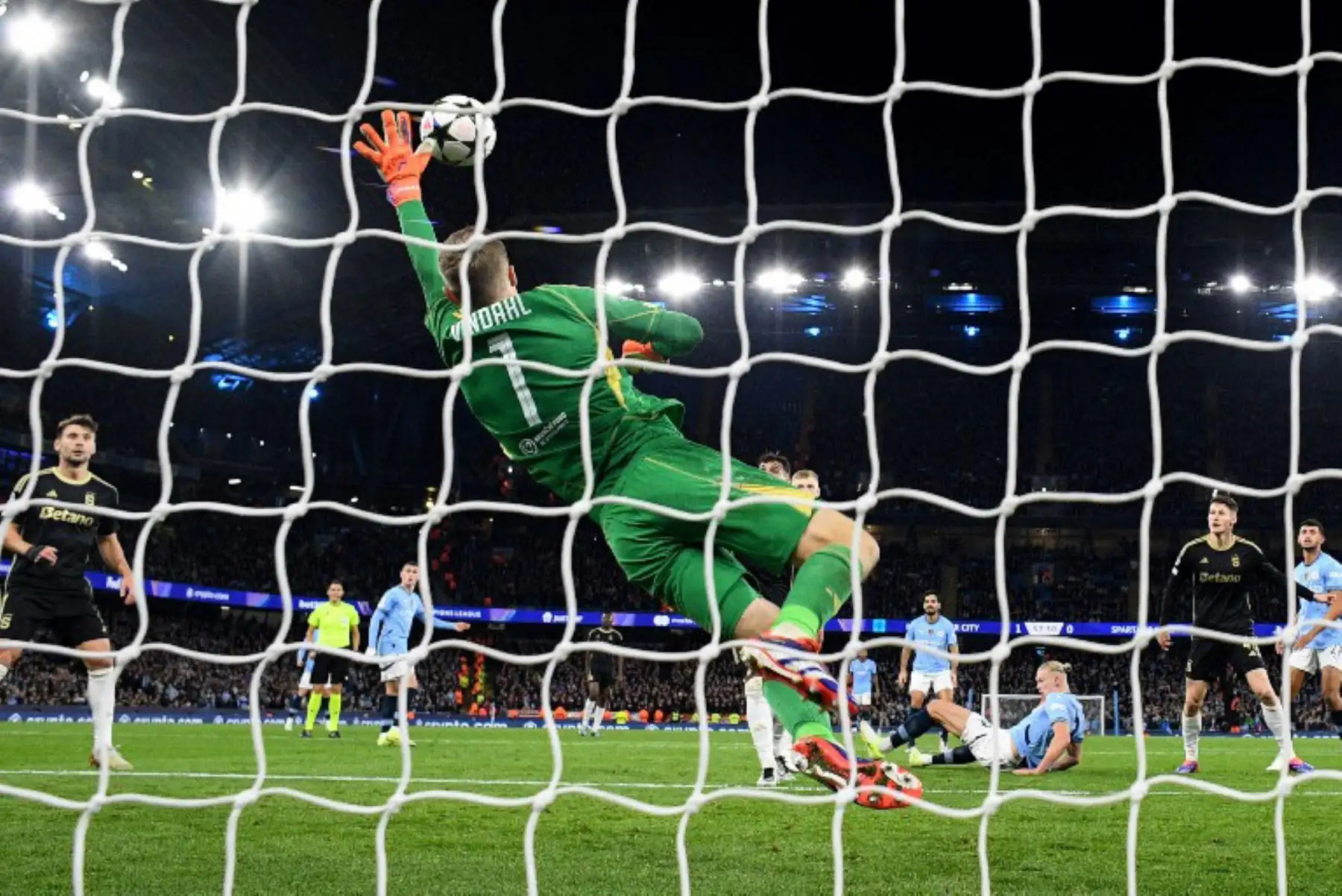 El delantero noruego del Manchester City, Erling Haaland, marca el segundo gol del equipo durante el partido de fútbol de la UEFA Champions League entre el Manchester City y el Sparta de Praga en el Etihad Stadium en Manchester, noroeste de Inglaterra. Foto: ANDINA/ AFP