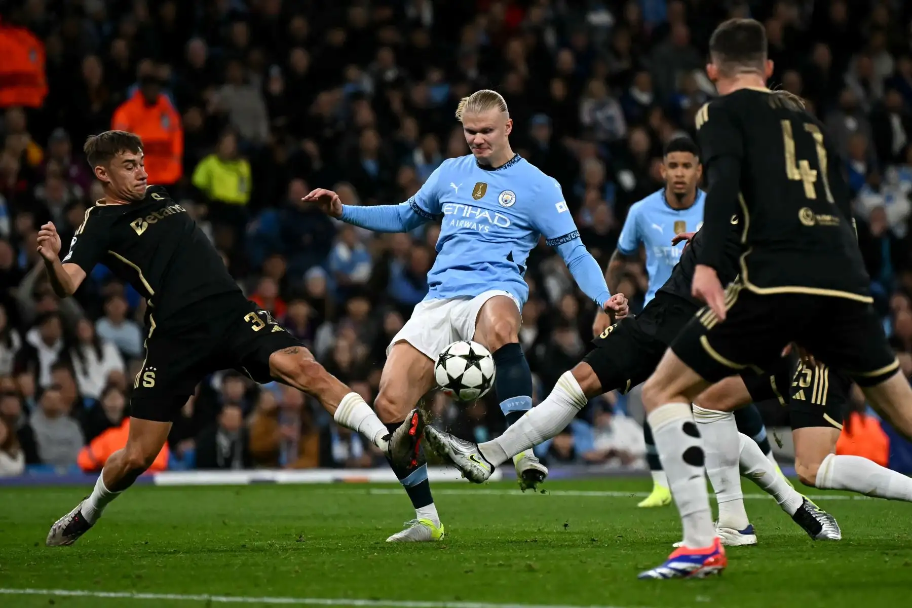 El delantero noruego del Manchester City, Erling Haaland, compite por el balón con el centrocampista checo del Sparta de Praga, Matej Rynes, durante el partido de fútbol de la UEFA Champions League entre el Manchester City y el Sparta de Praga en el Etihad Stadium en Manchester, noroeste de Inglaterra. Foto: ANDINA/AFP