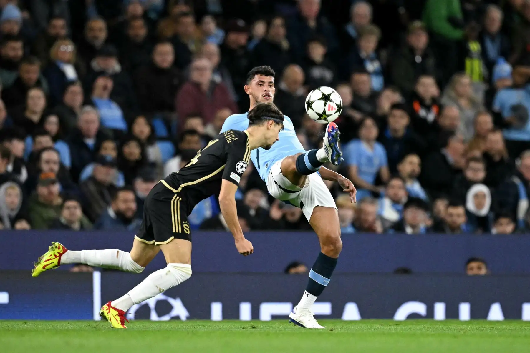 El centrocampista portugués del Manchester City Matheus Nunes compite por el balón con el delantero serbio del Sparta de Praga Veljko Birmancevic durante el partido de fútbol de la UEFA Champions League entre el Manchester City y el Sparta de Praga en el Etihad Stadium en Manchester, noroeste de Inglaterra. Foto: ANDINA/AFP