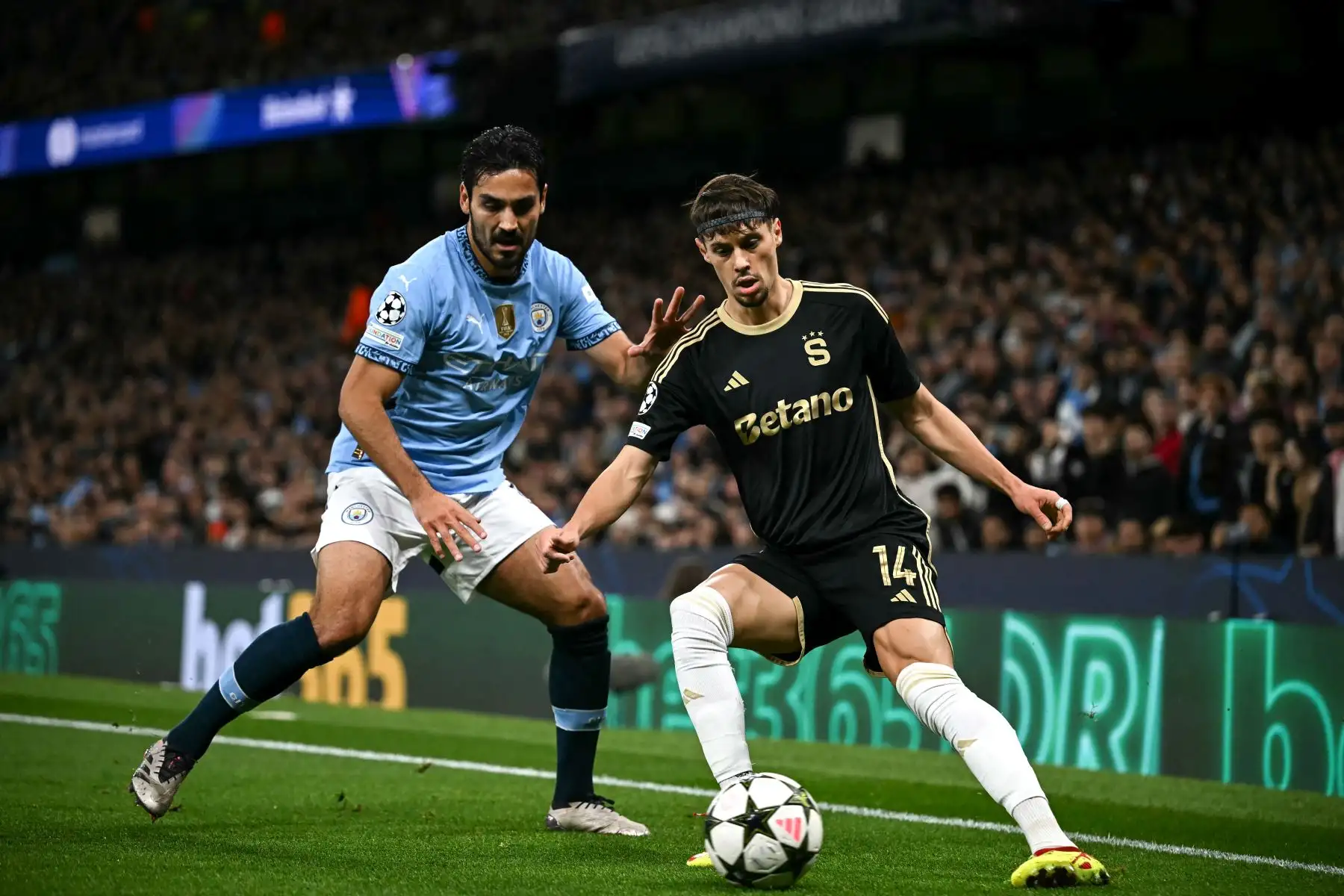 El centrocampista alemán del Manchester City, Ilkay Gundogan, compite por el balón con el delantero serbio del Sparta de Praga, Veljko Birmancevic, durante el partido de fútbol de la UEFA Champions League entre el Manchester City y el Sparta de Praga en el Etihad Stadium en Manchester, noroeste de Inglaterra. Foto: ANDINA/AFP