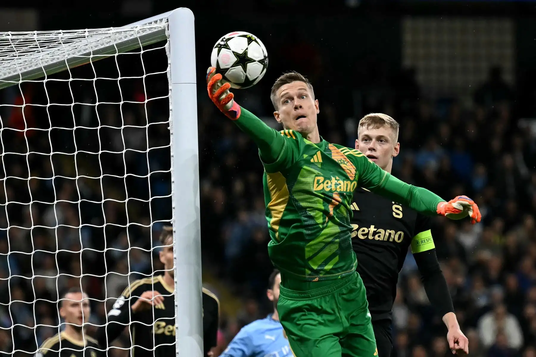 El portero danés del Sparta de Praga, Peter Vindahl Jensen, salva un disparo durante el partido de fútbol de la UEFA Champions League entre el Manchester City y el Sparta de Praga en el estadio Etihad de Manchester, en el noroeste de Inglaterra. Foto. ANDINA/AFP