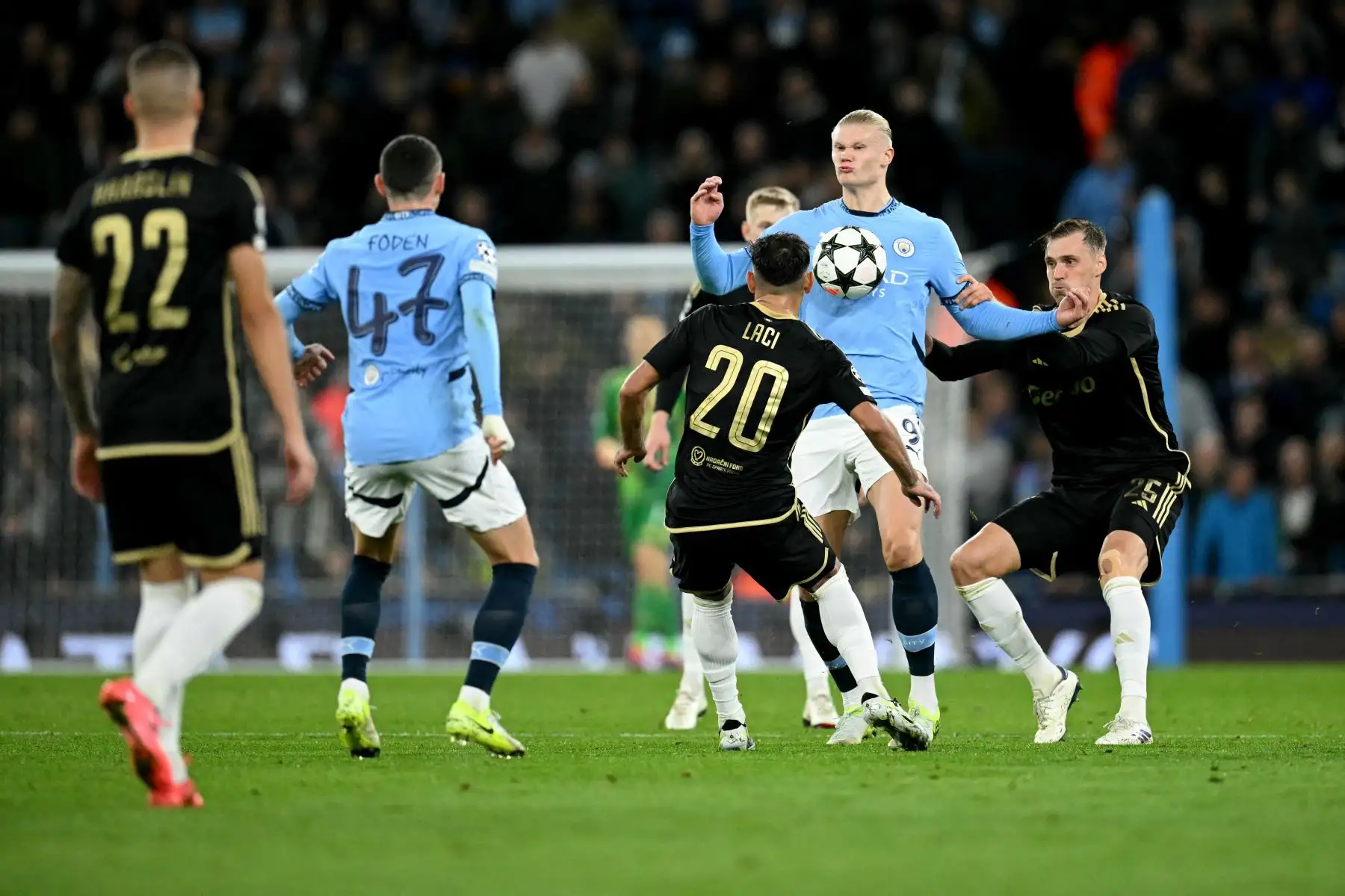 El delantero noruego del Manchester City, Erling Haaland, compite por el balón con el defensa danés del Sparta de Praga, Asger Sorensen, y el centrocampista albanés del Sparta de Praga, Qazim Laci (tercera derecha), durante el partido de fútbol de la UEFA Champions League entre el Manchester City y el Sparta de Praga en el Etihad Stadium en Manchester, noroeste de Inglaterra. Foto: ANDINA/AFP