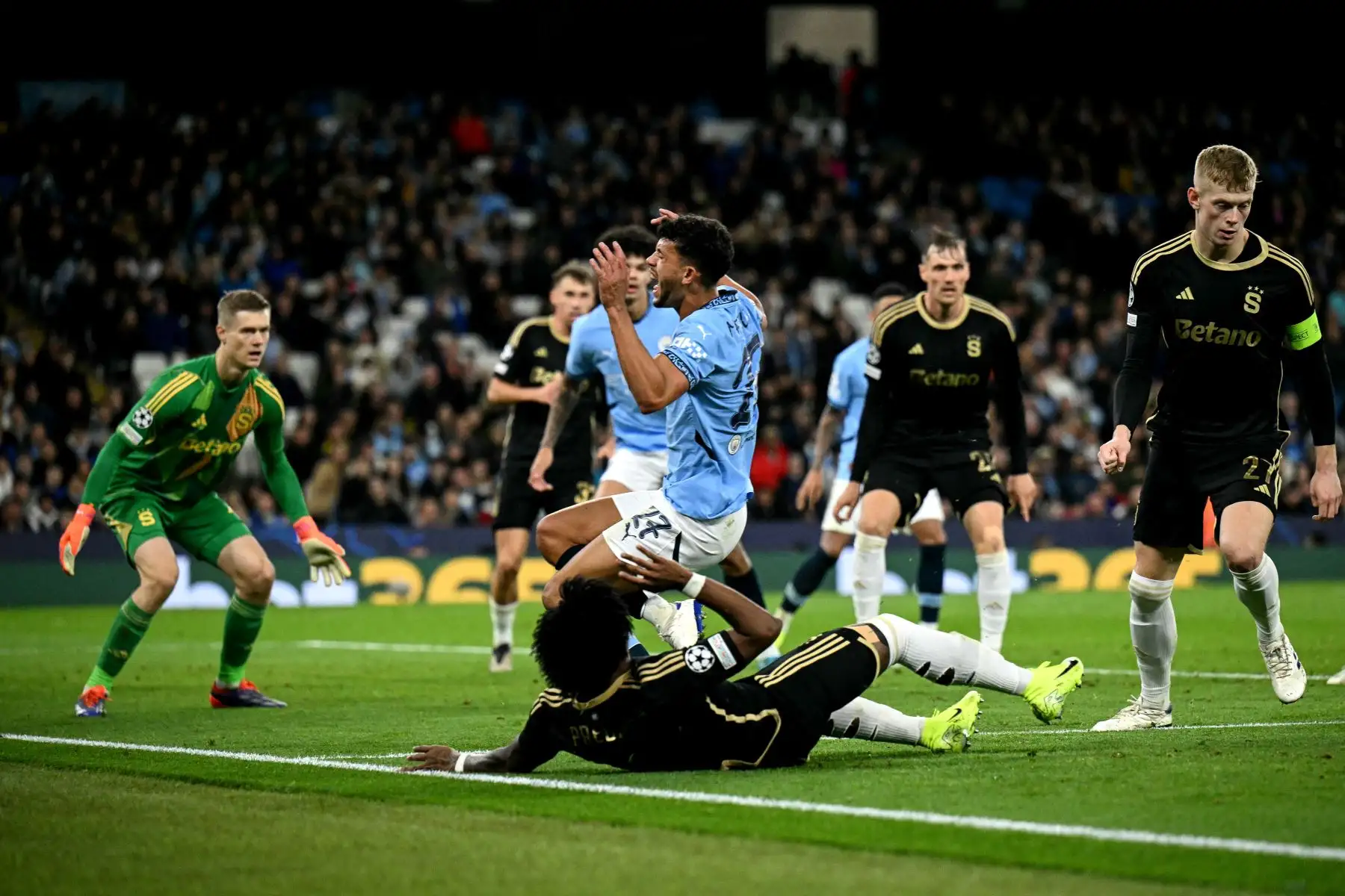 El centrocampista portugués del Manchester City  Matheus Nunes es objeto de una falta por parte del defensor ecuatoriano del Sparta de Praga, Angelo Preciado, durante el partido de fútbol de la UEFA Champions League entre el Manchester City y el Sparta de Praga en el Etihad Stadium en Manchester, noroeste de Inglaterra. 
Foto: ANDINA/AFP