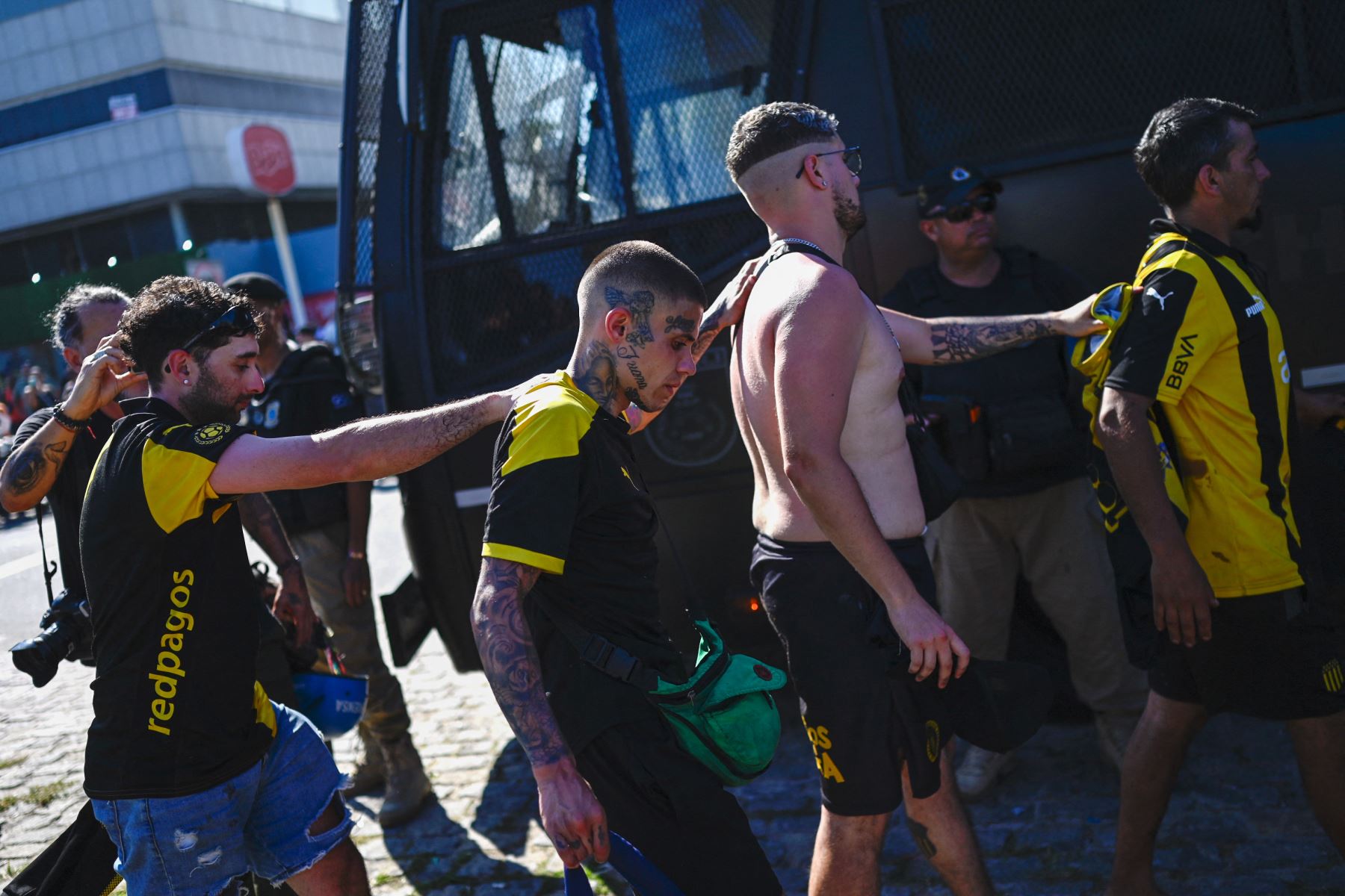 Hinchas del Peñarol de Uruguay son arrestados tras enfrentamientos con la policía en la playa Recreio dos Bandeirantes en Río de Janeiro, Brasil, horas antes del partido de ida de las semifinales de la Copa Libertadores entre el Botafogo de Brasil y el Peñarol de Uruguay. Más de 200 hinchas del club de fútbol uruguayo Peñarol. Foto: ANDINA/ AFP