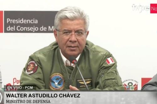 Ministro de Defensa, Walter Astudillo, en conferencia de prensa en la PCM. Foto: Captura de TV.