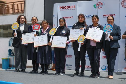 Sanipes nombró lideresas de la inocuidad en escolares del Colegio Rosa de Santa María. Foto: Cortesía.