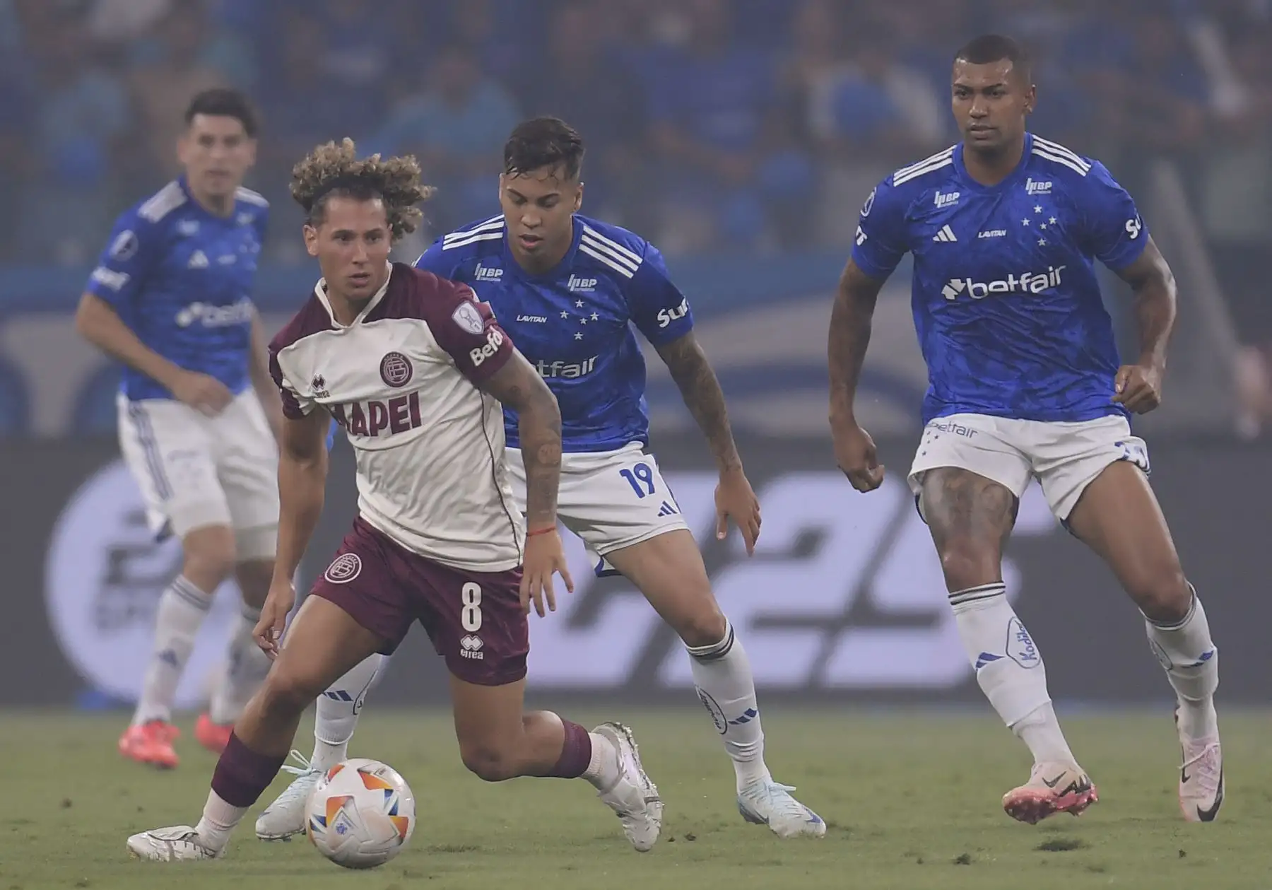 El centrocampista uruguayo de Lanús Luciano Boggio y el delantero de Cruzeiro Kaio luchan por el balón durante el partido de ida de las semifinales de la Copa Sudamericana entre Cruzeiro de Brasil y Lanús de Argentina en el estadio Mineirao en Belo Horizonte, Brasil. 
Foto: ANDINA/ AFP