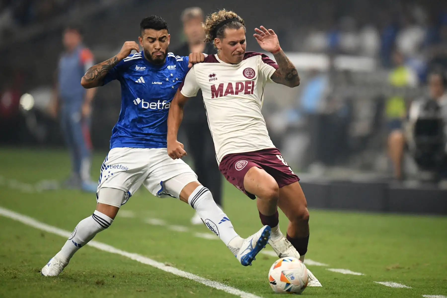 El defensa de Cruzeiro, William, y el mediocampista uruguayo de Lanús, Luciano Boggio, luchan por el balón durante el partido de ida de las semifinales de la Copa Sudamericana entre Cruzeiro de Brasil y Lanús de Argentina en el estadio Mineirao en Belo Horizonte, Brasil. Foto: ANDINA/AFP